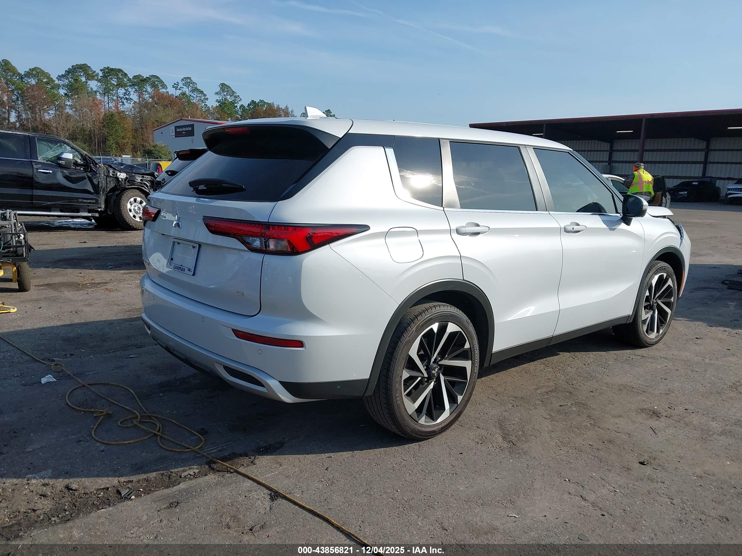 MITSUBISHI OUTLANDER image 4