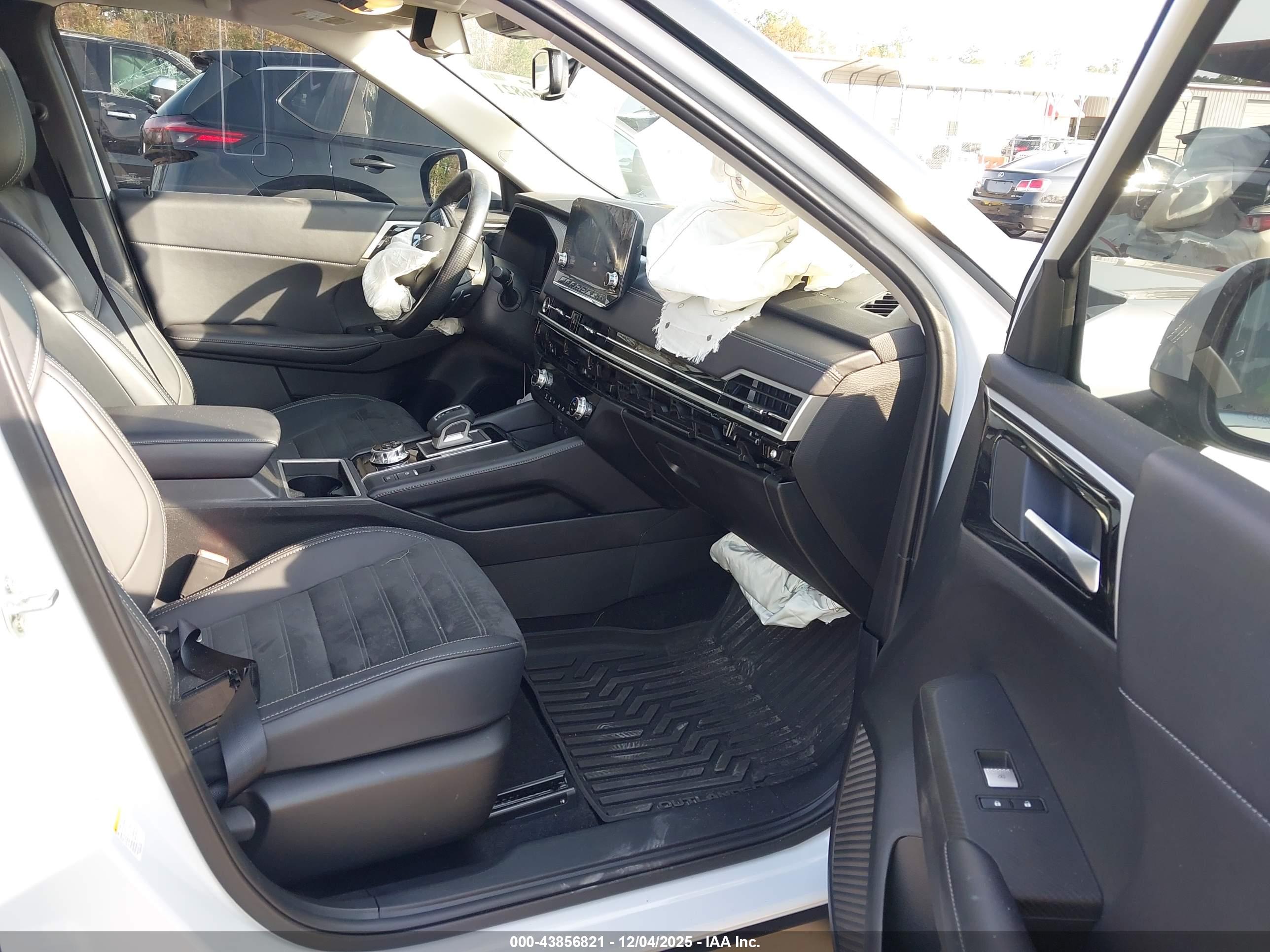 MITSUBISHI OUTLANDER image 5