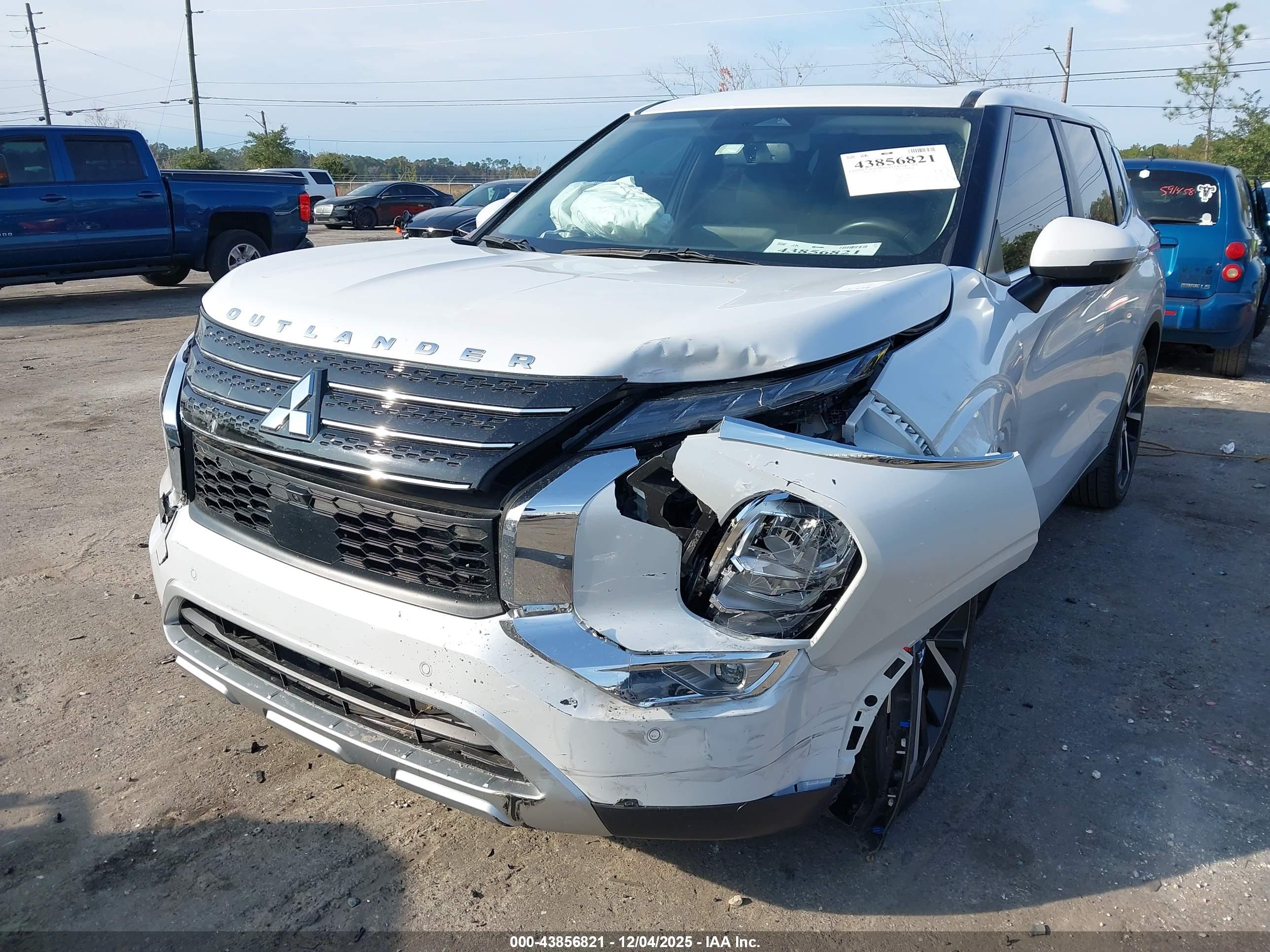 MITSUBISHI OUTLANDER image 6