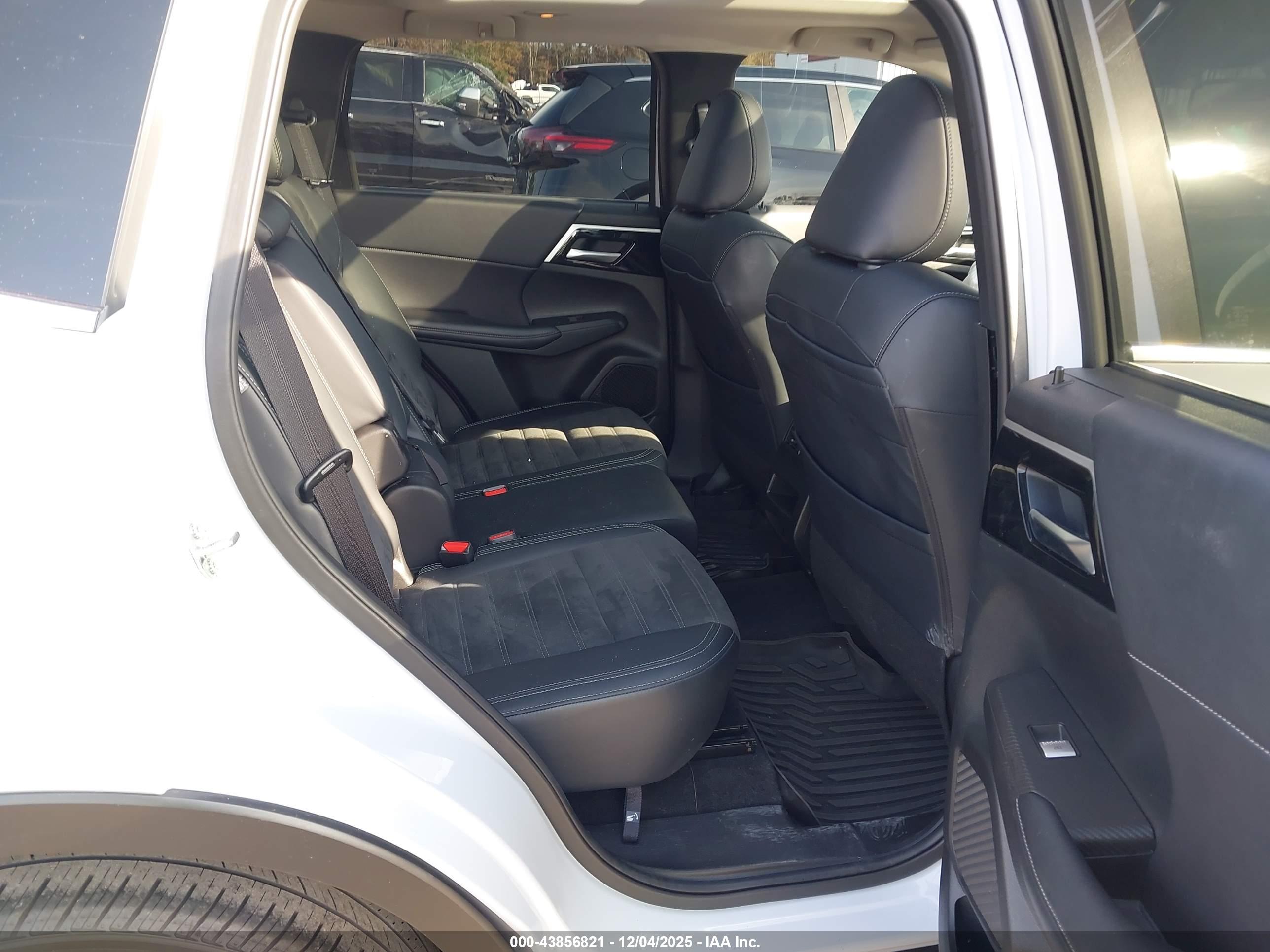MITSUBISHI OUTLANDER image 8