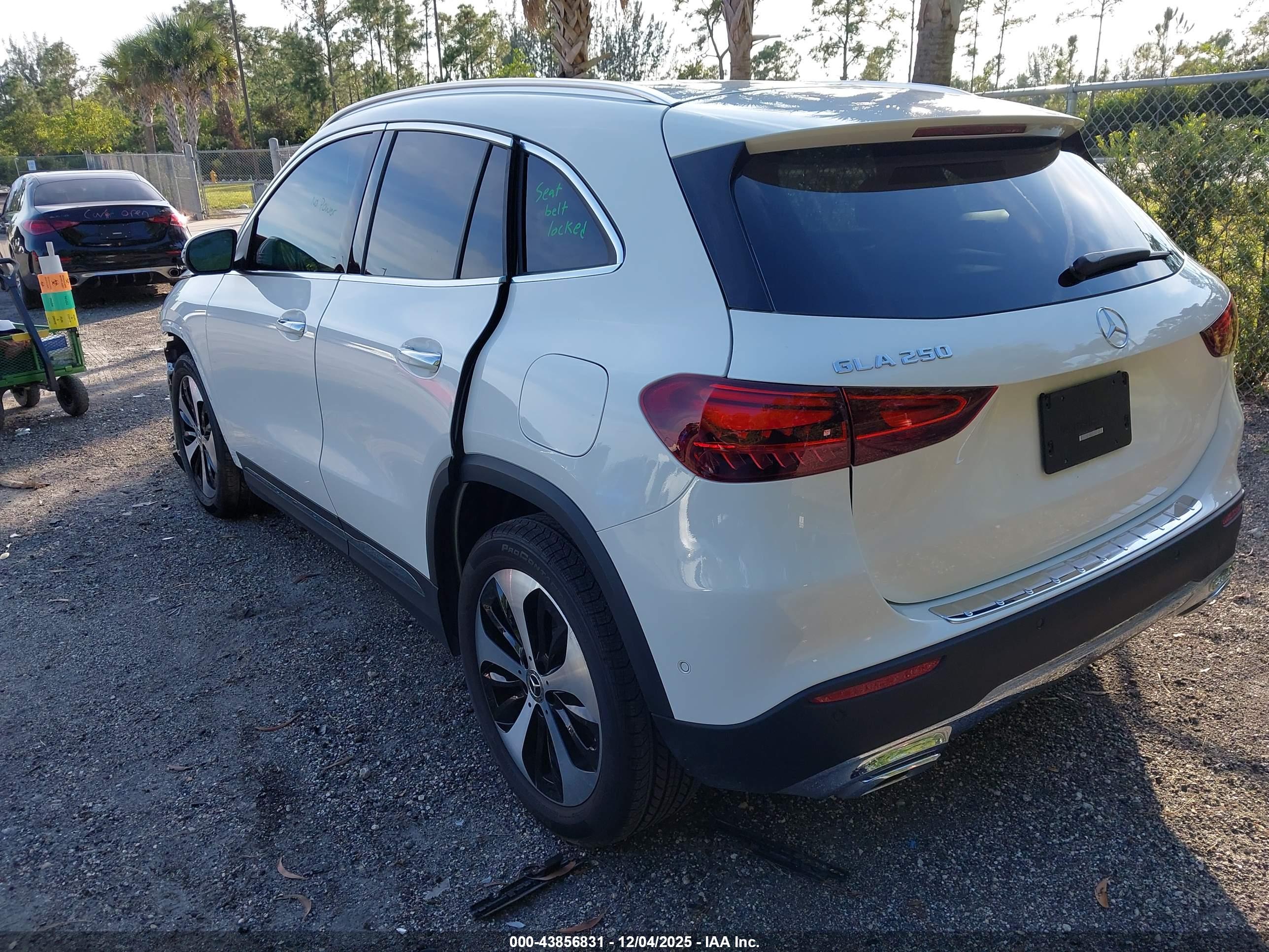 MERCEDES-BENZ GLA image 3