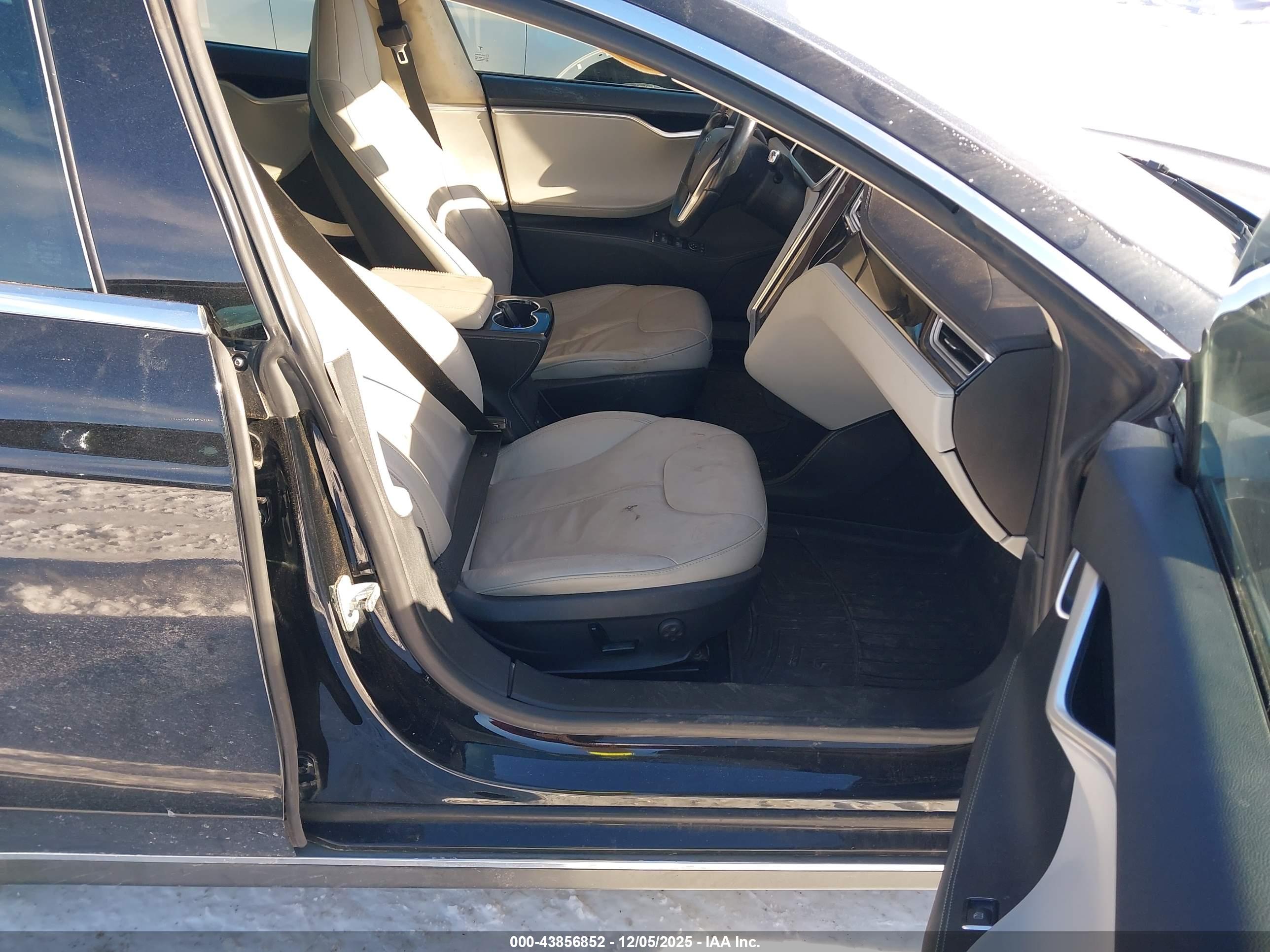 TESLA MODEL image 5