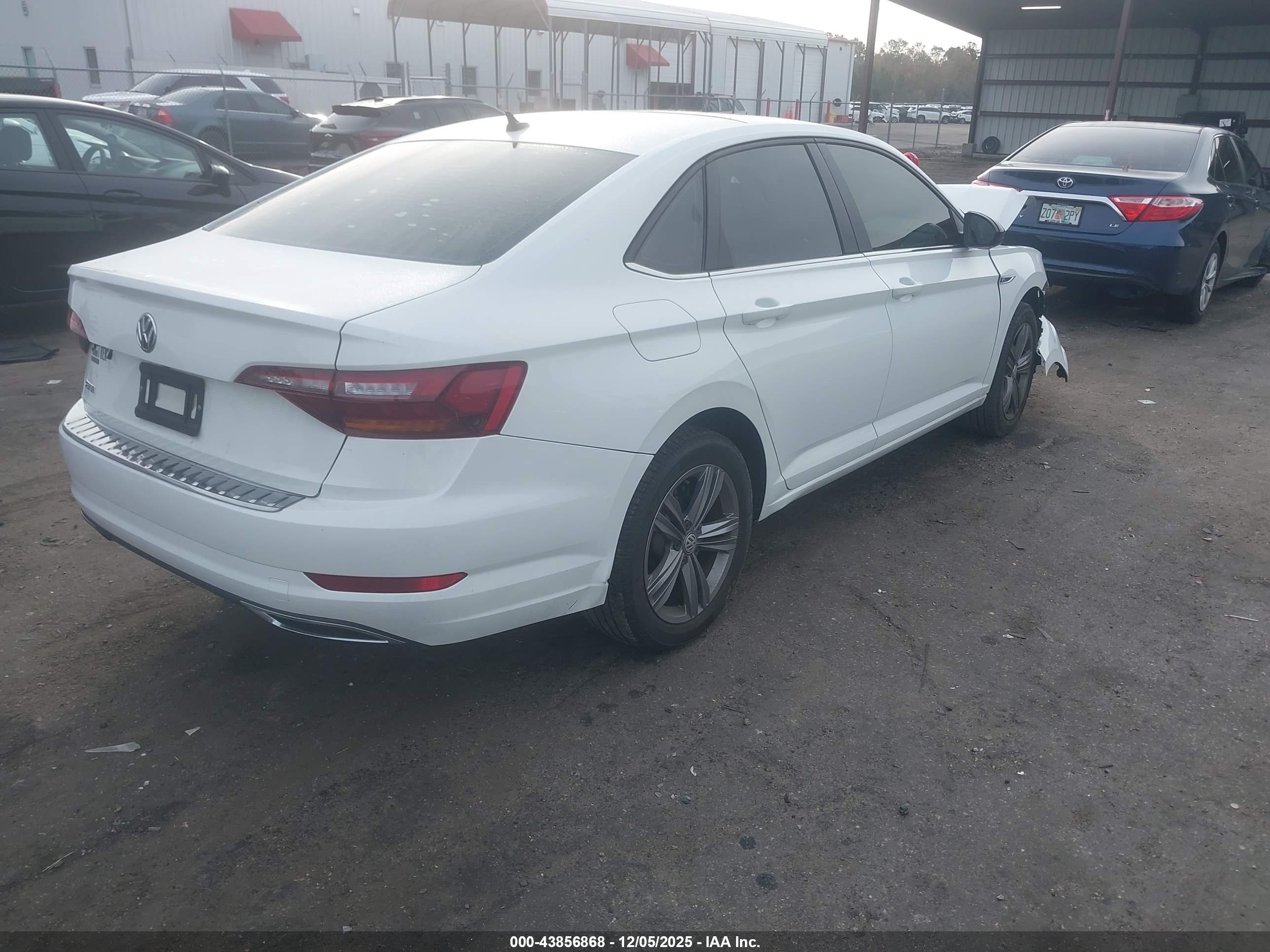 VOLKSWAGEN JETTA image 4