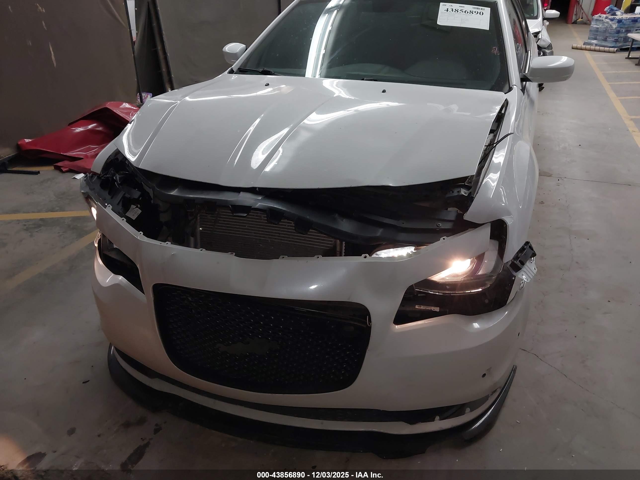 CHRYSLER 300 image 6