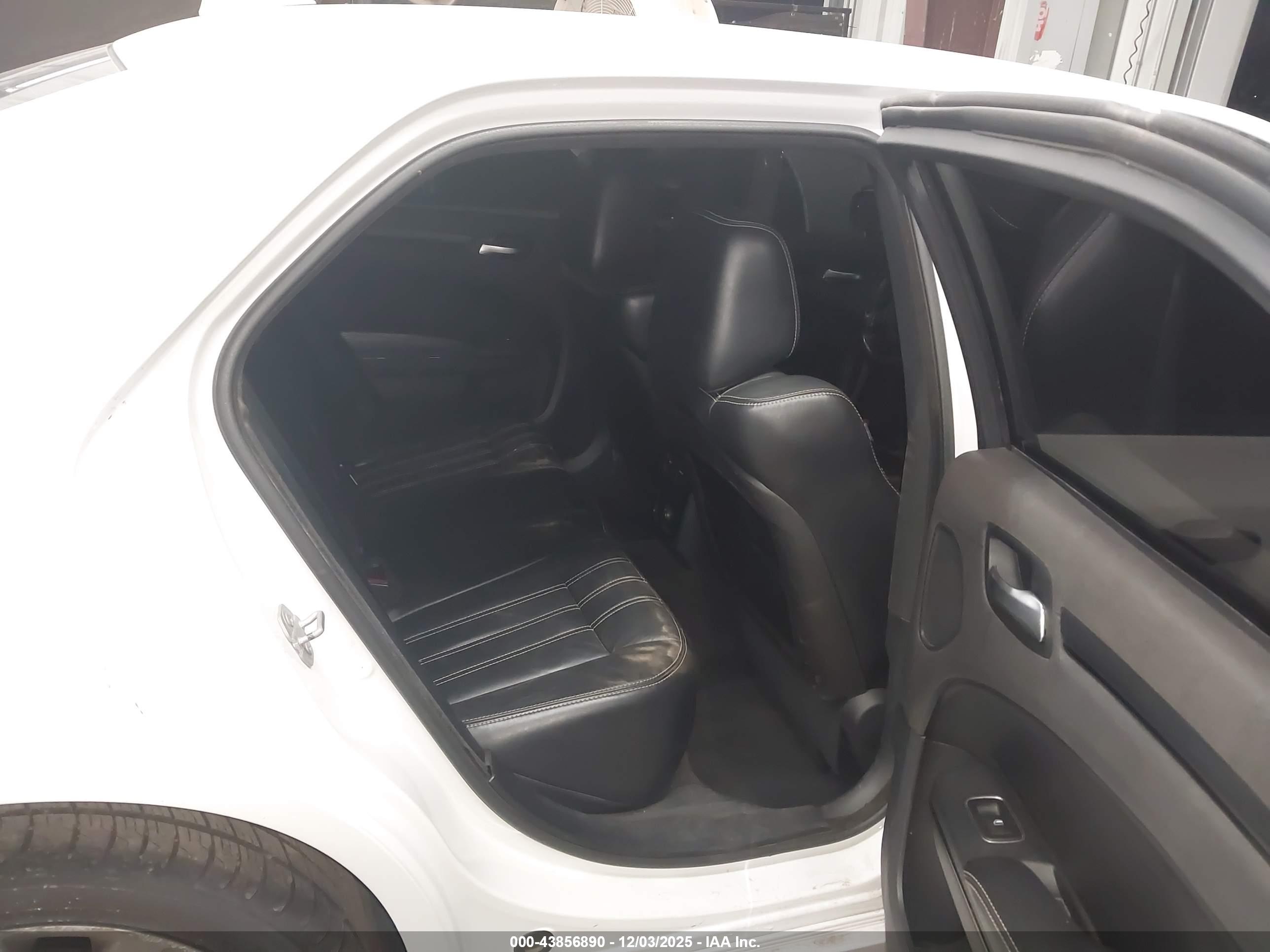 CHRYSLER 300 image 8