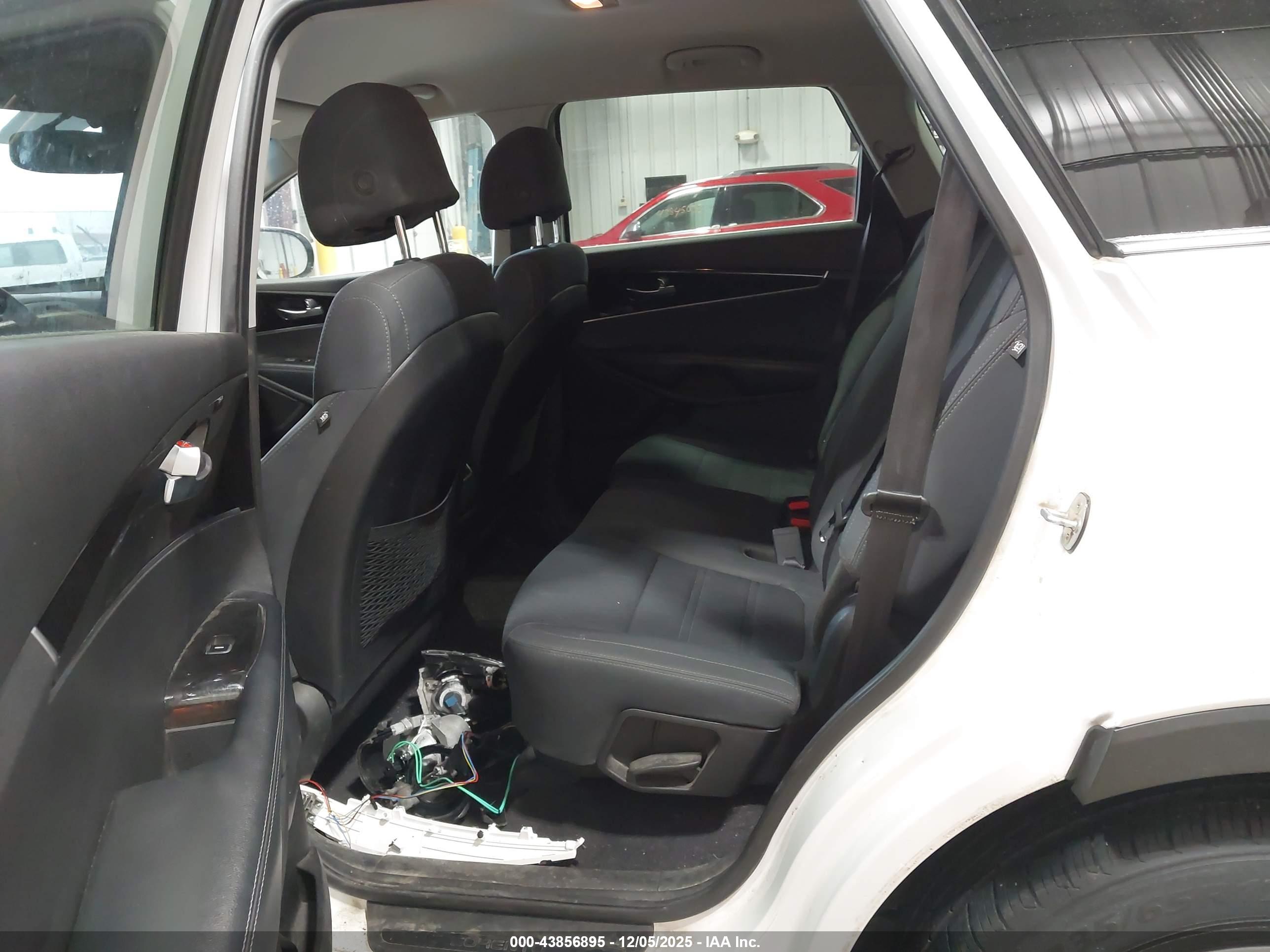 KIA SORENTO image 8