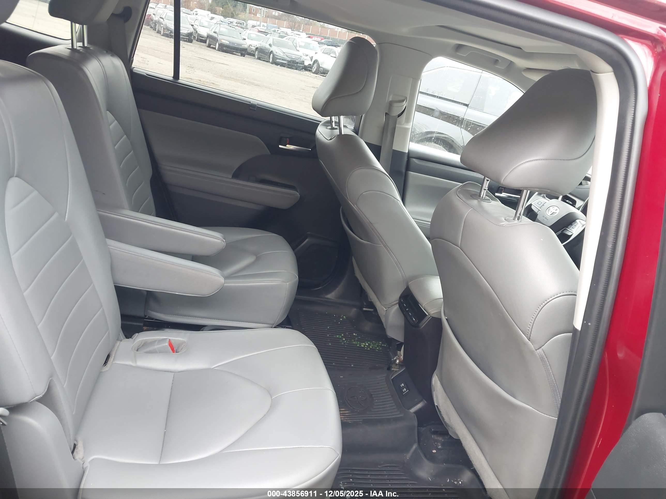 TOYOTA HIGHLANDER image 8
