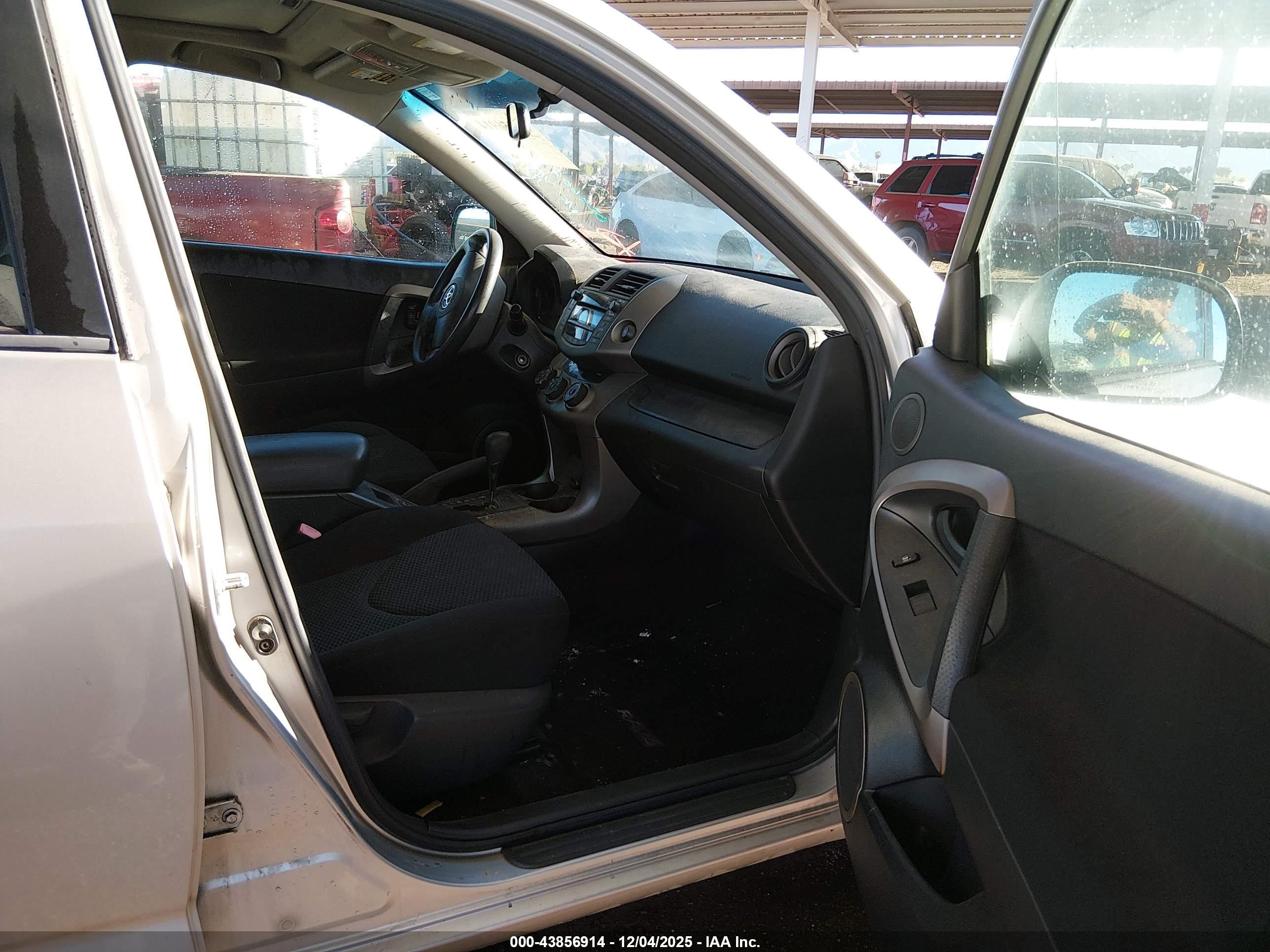TOYOTA RAV4 image 5