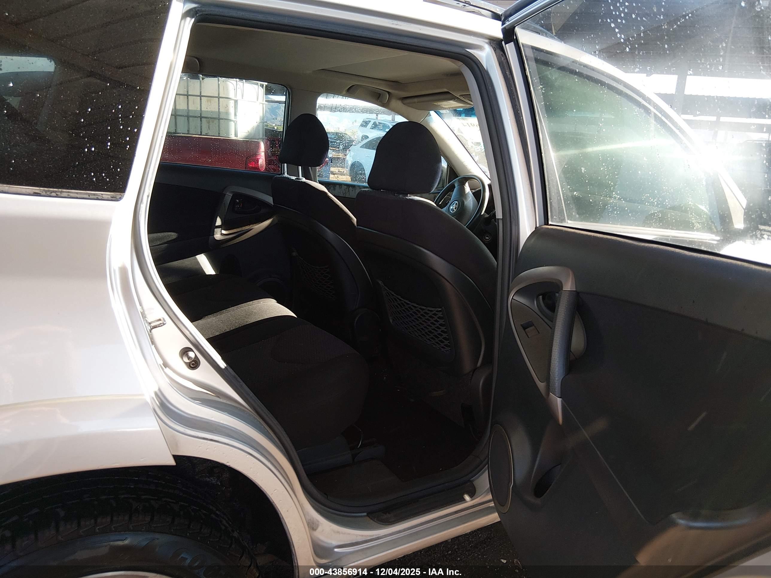 TOYOTA RAV4 image 8