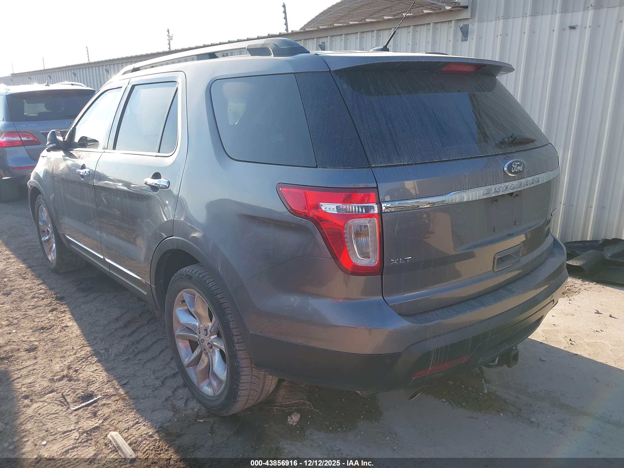 FORD EXPLORER image 3