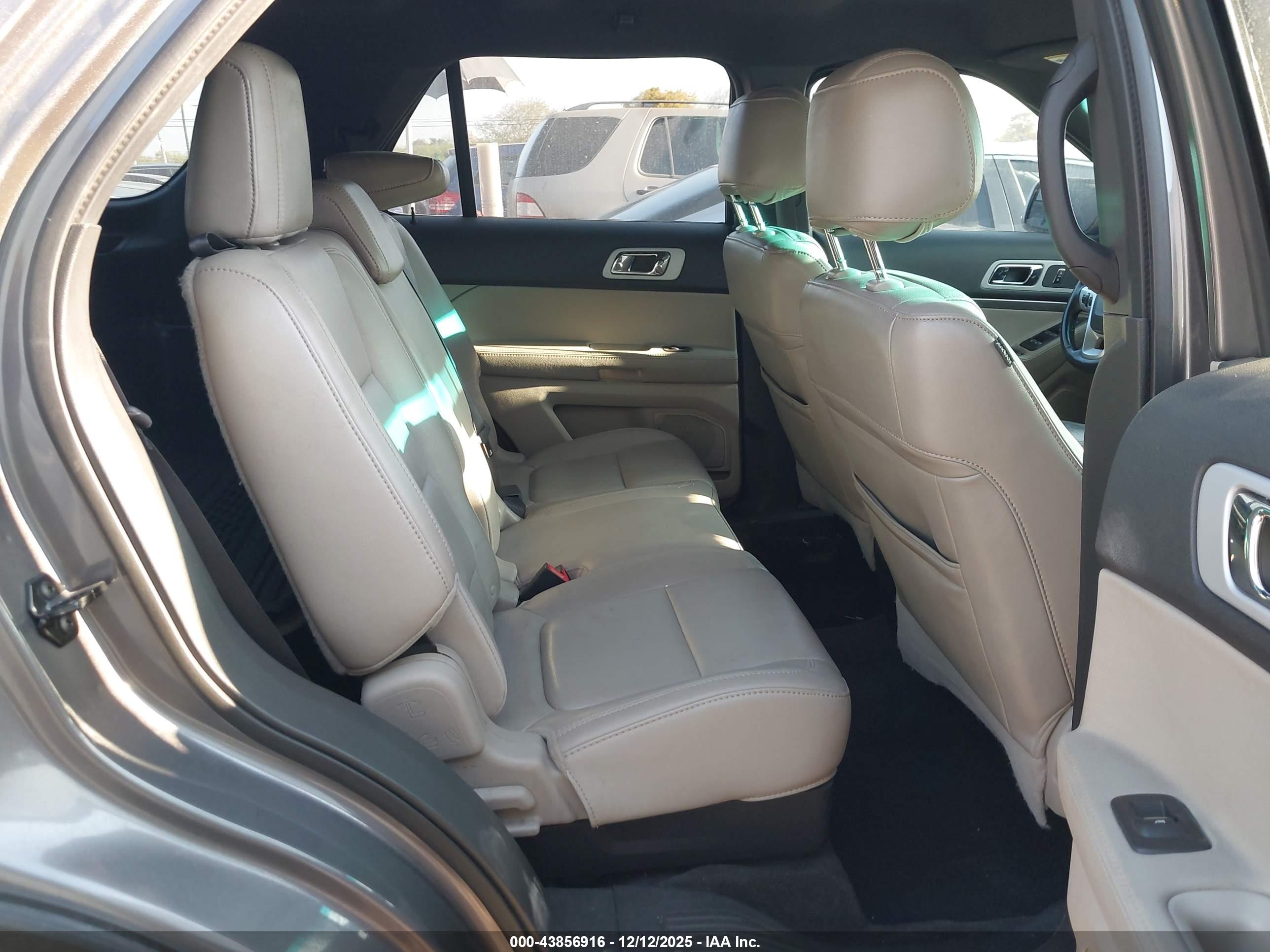 FORD EXPLORER image 8