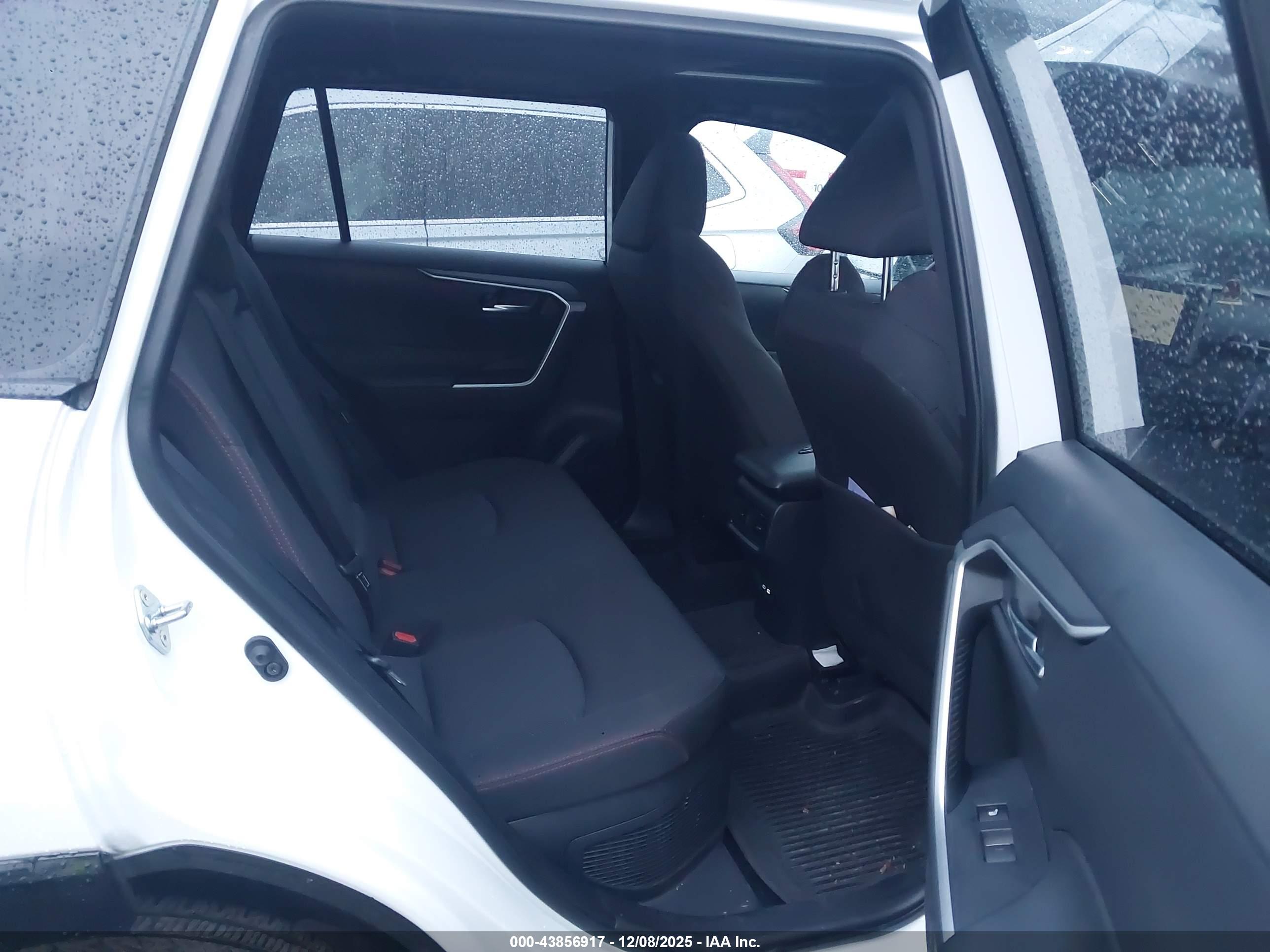 TOYOTA RAV4 image 8