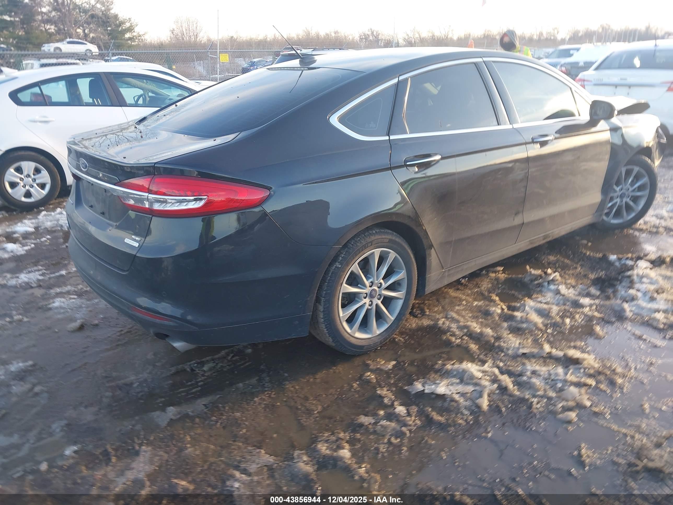 FORD FUSION image 4