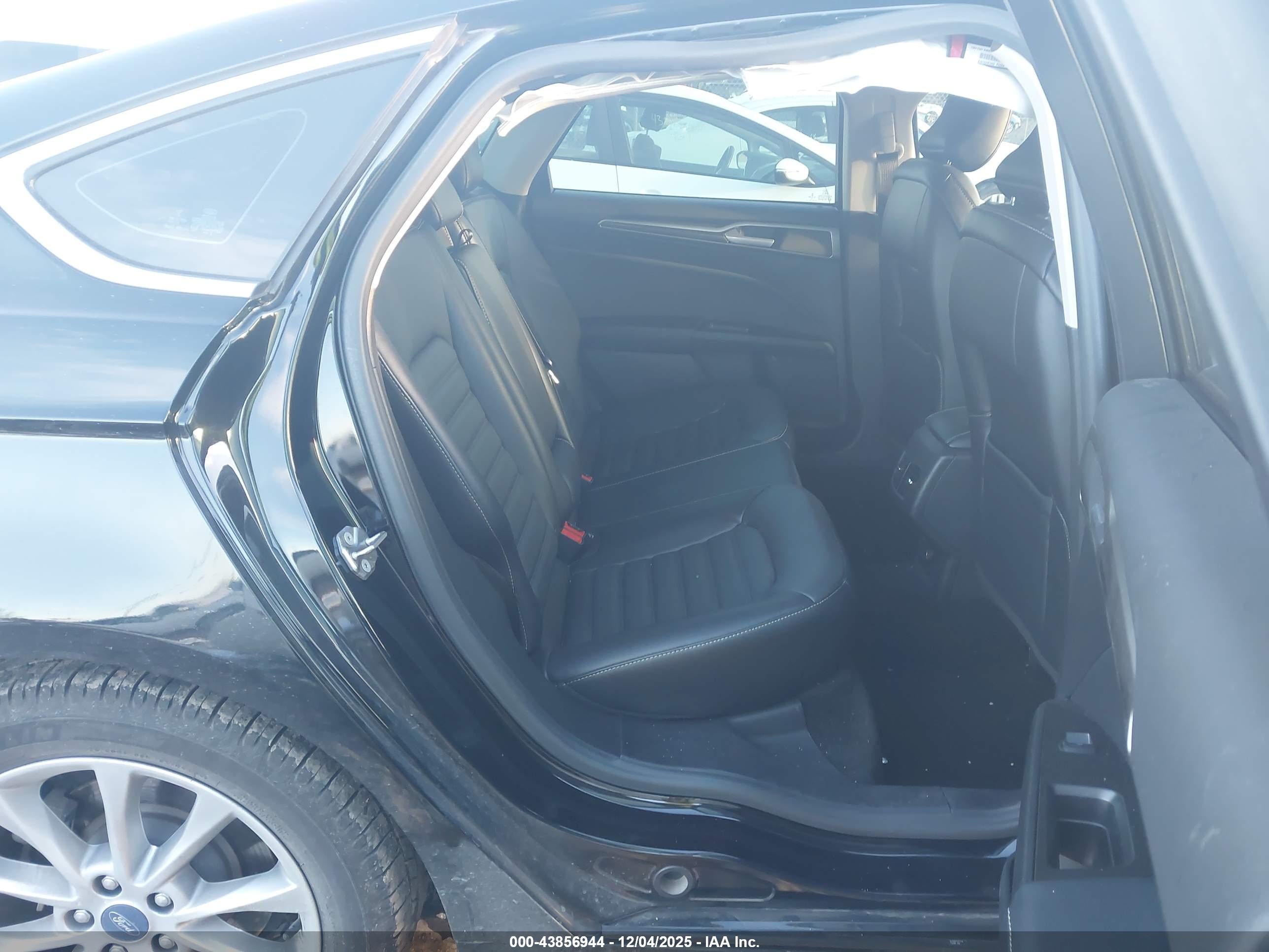 FORD FUSION image 8