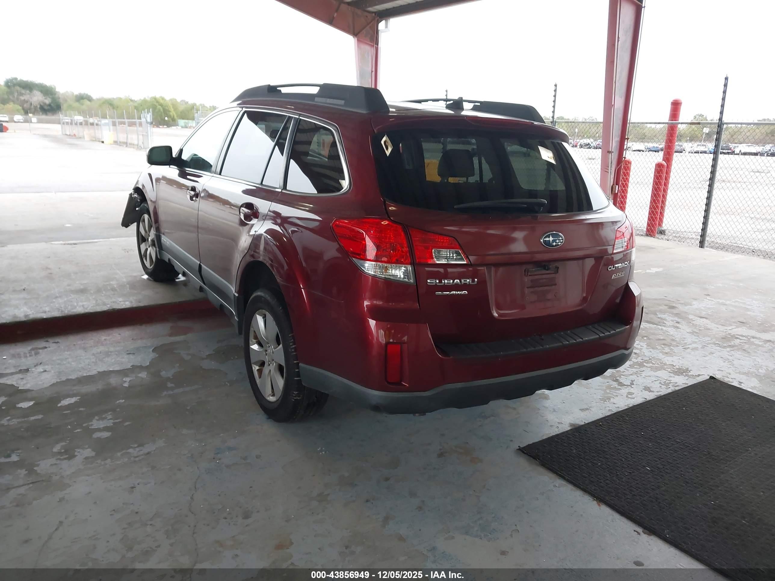 SUBARU OUTBACK image 3