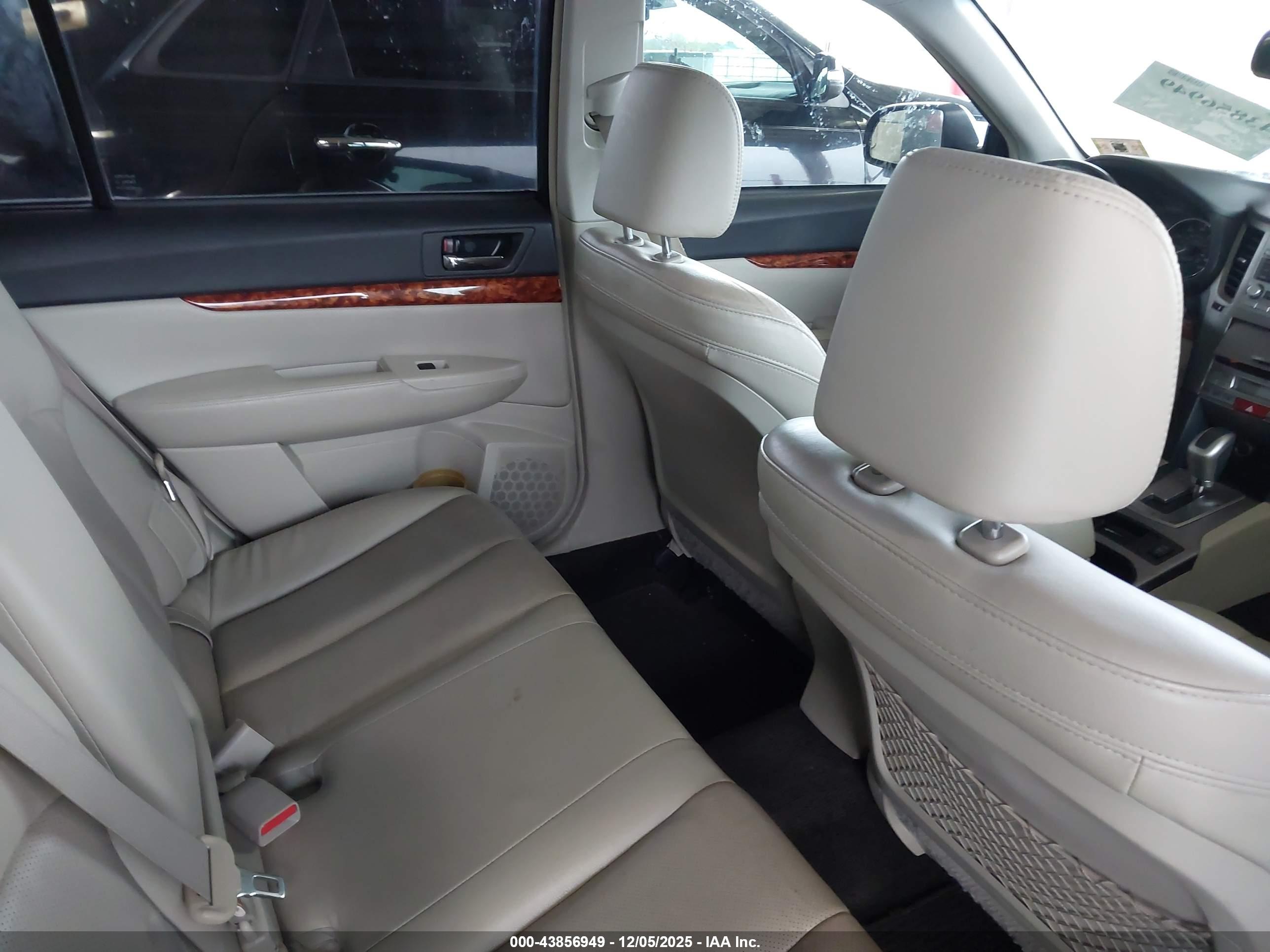 SUBARU OUTBACK image 8
