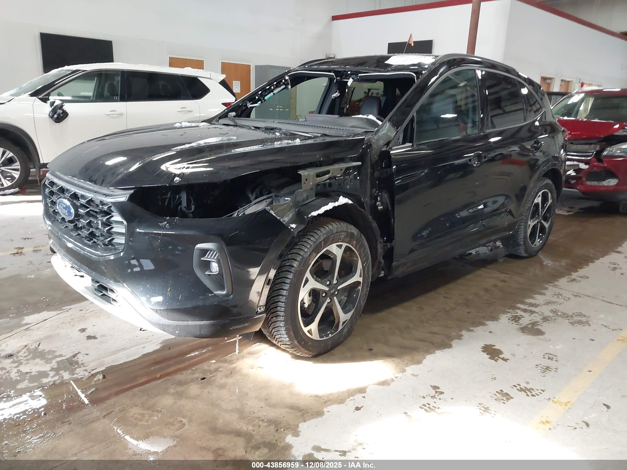 FORD ESCAPE image 2