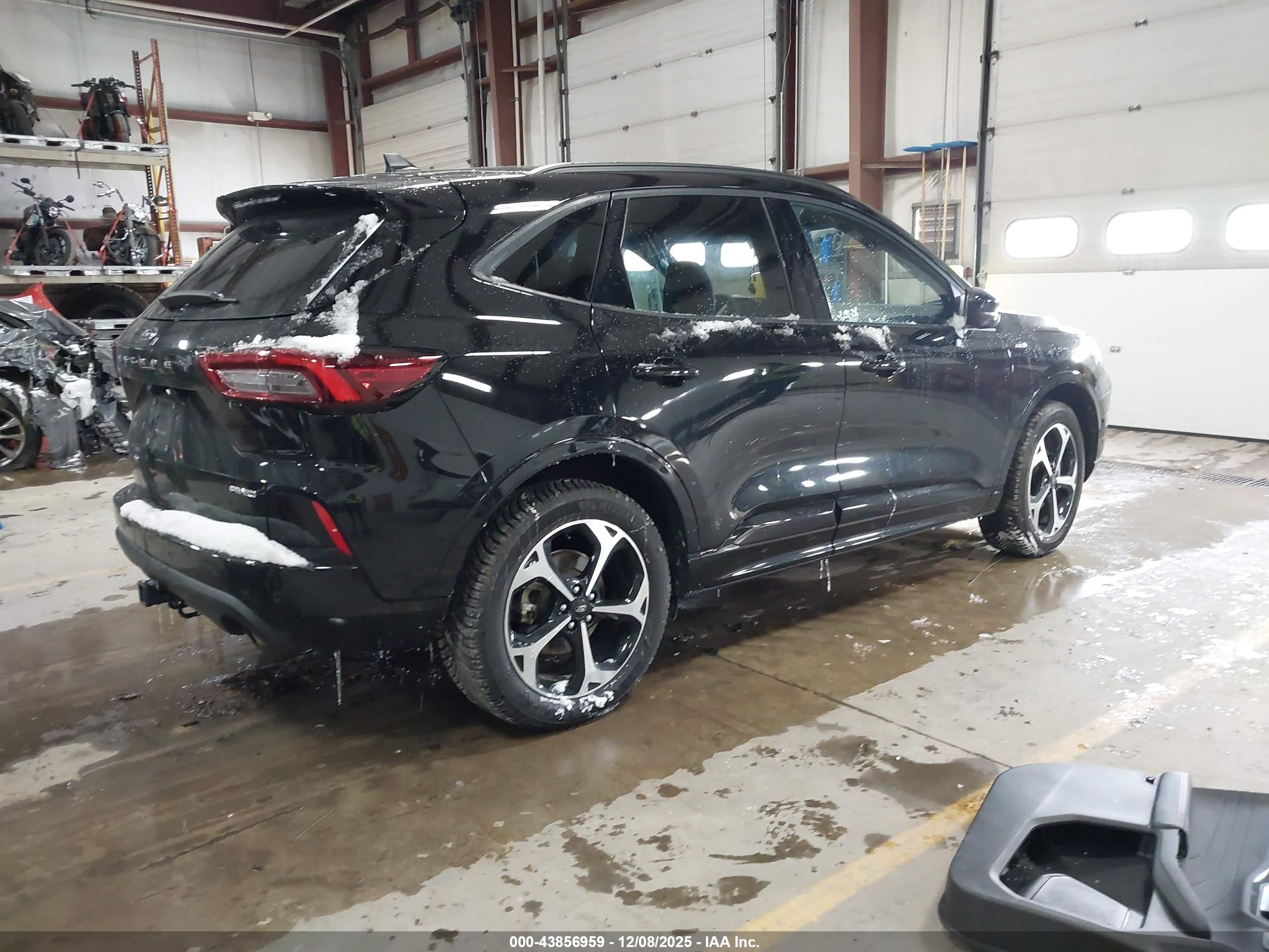 FORD ESCAPE image 4