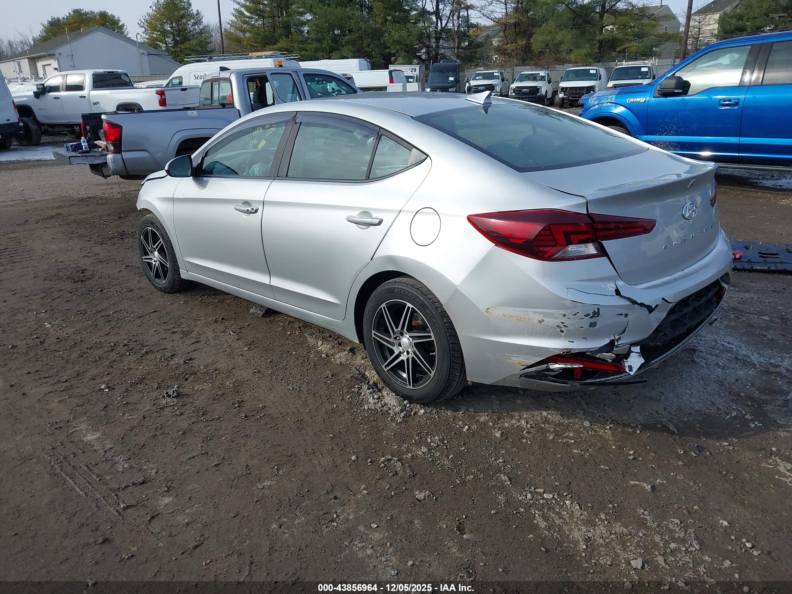 HYUNDAI ELANTRA image 3