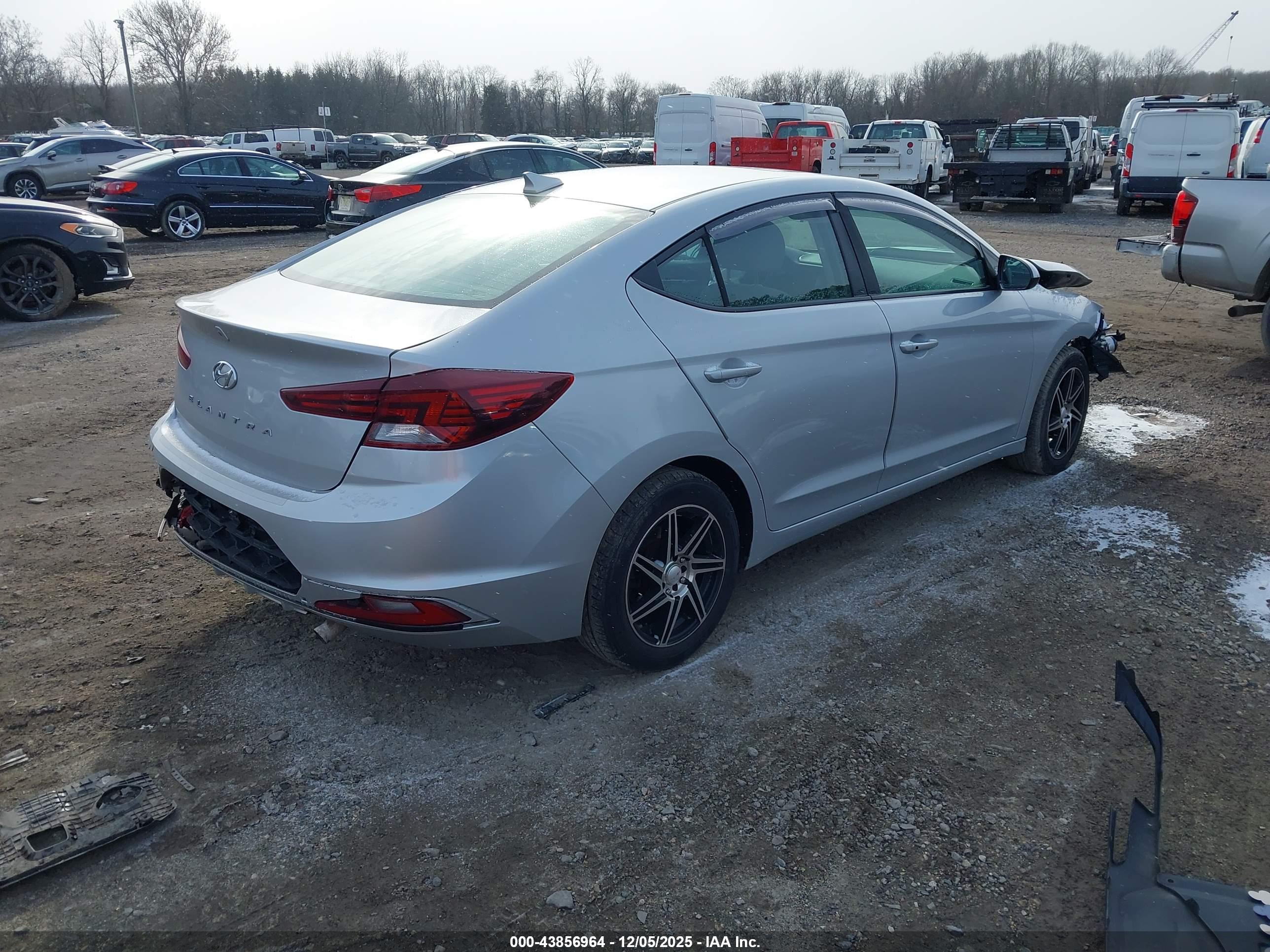 HYUNDAI ELANTRA image 4