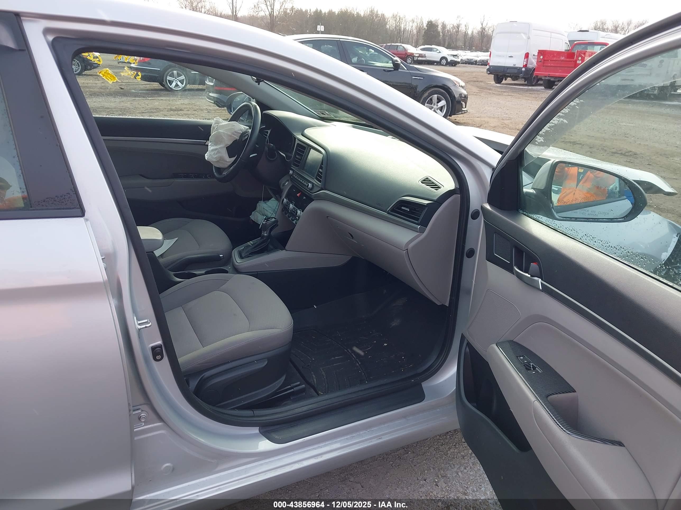 HYUNDAI ELANTRA image 5