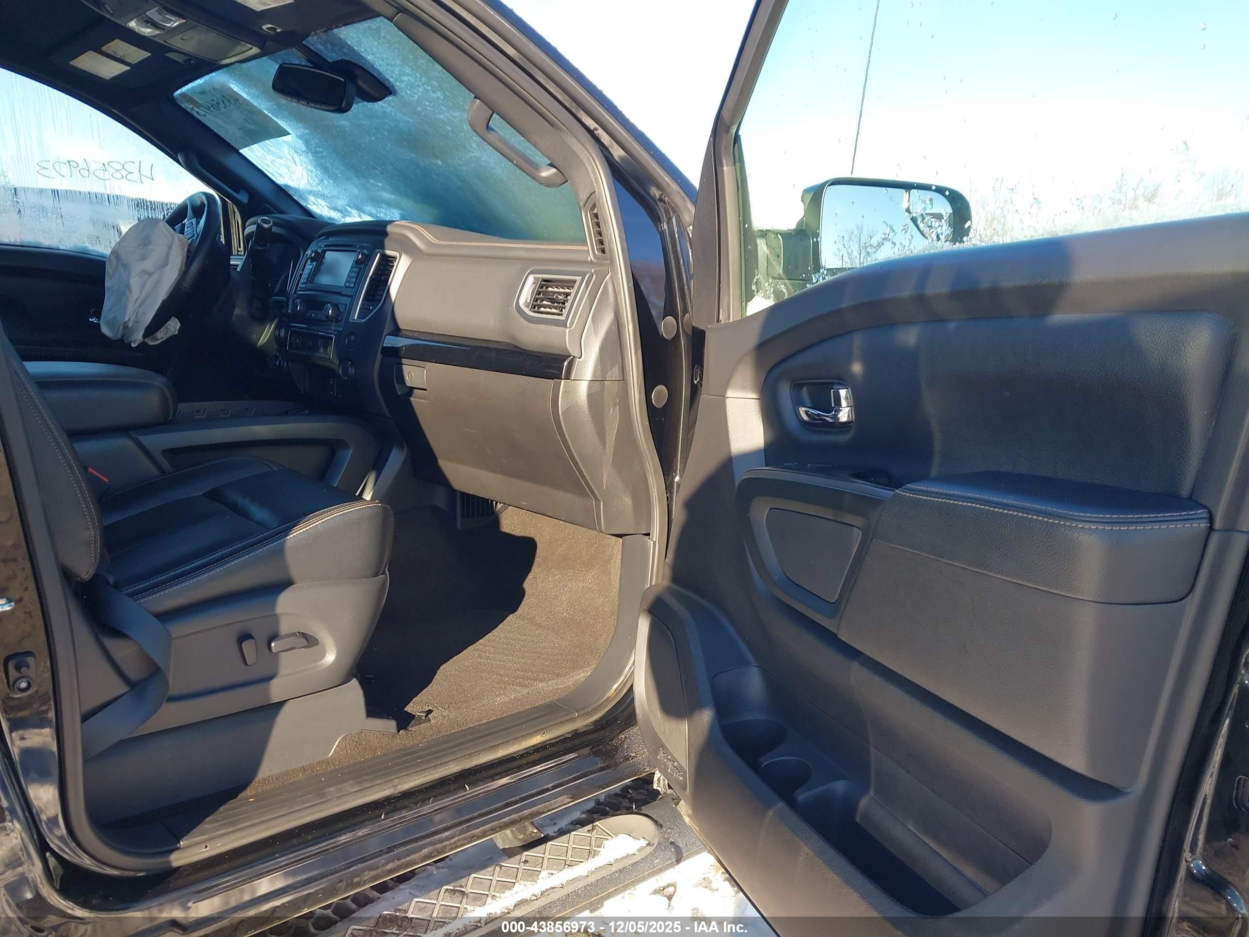 NISSAN TITAN image 5