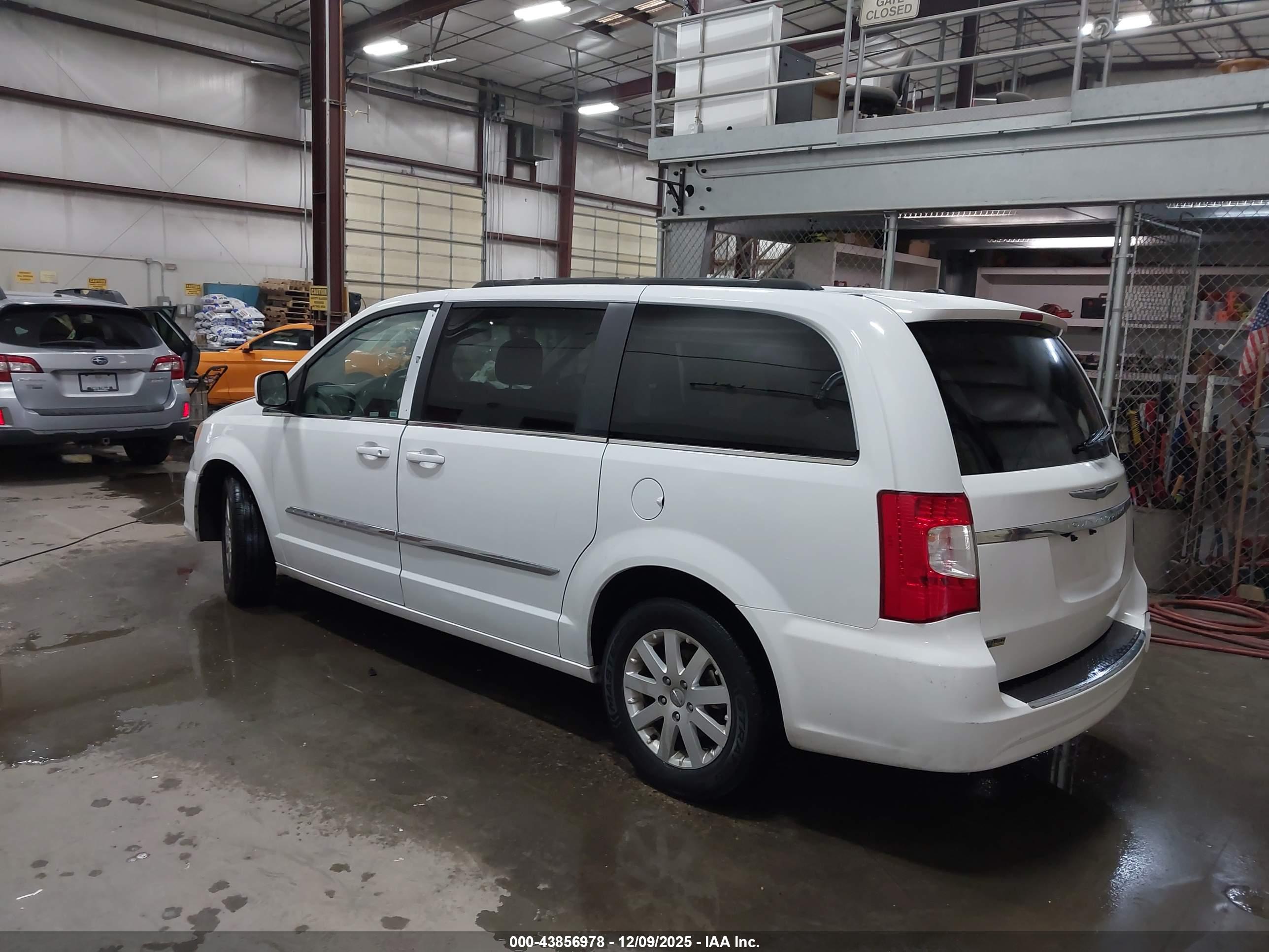 CHRYSLER TOWN image 3