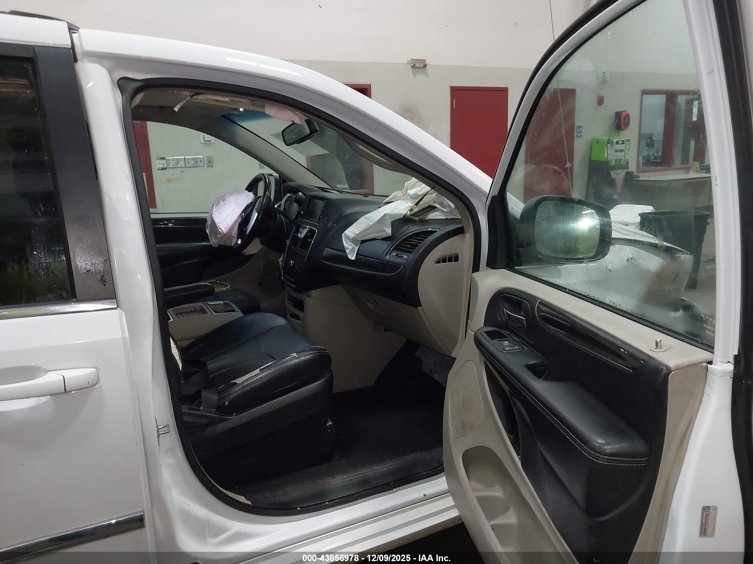 CHRYSLER TOWN image 5
