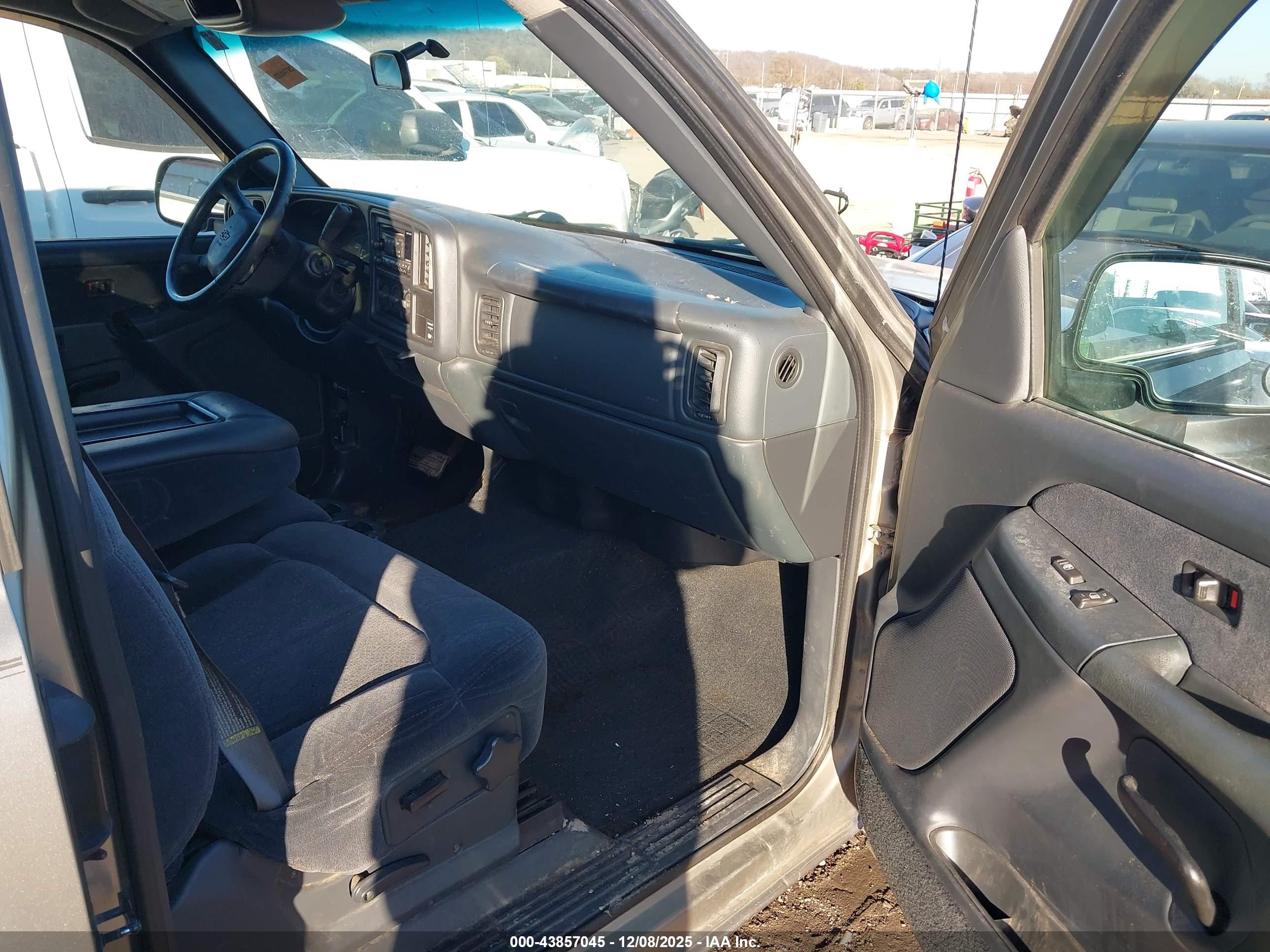 CHEVROLET SILVERADO image 5
