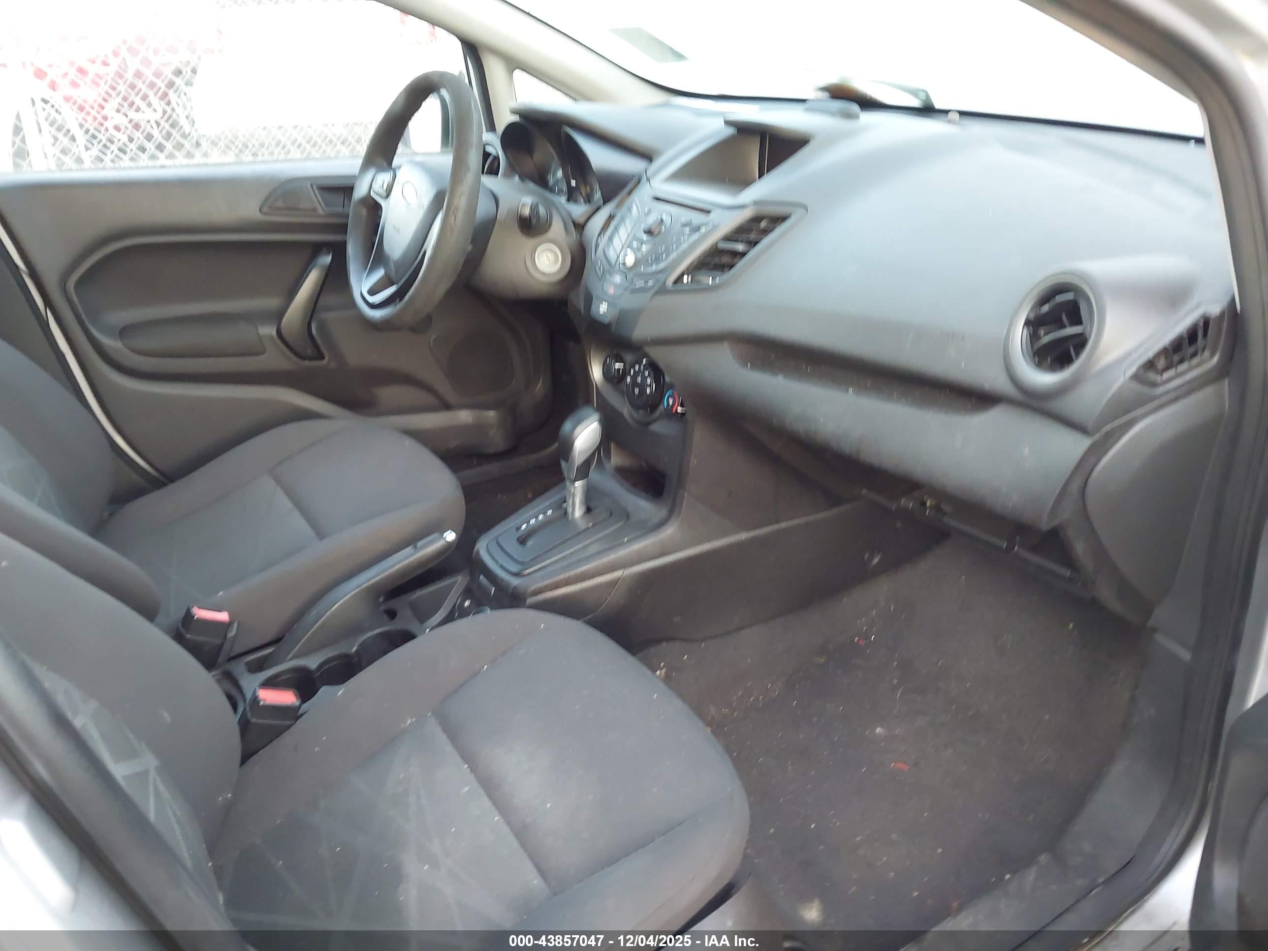 FORD FIESTA image 5