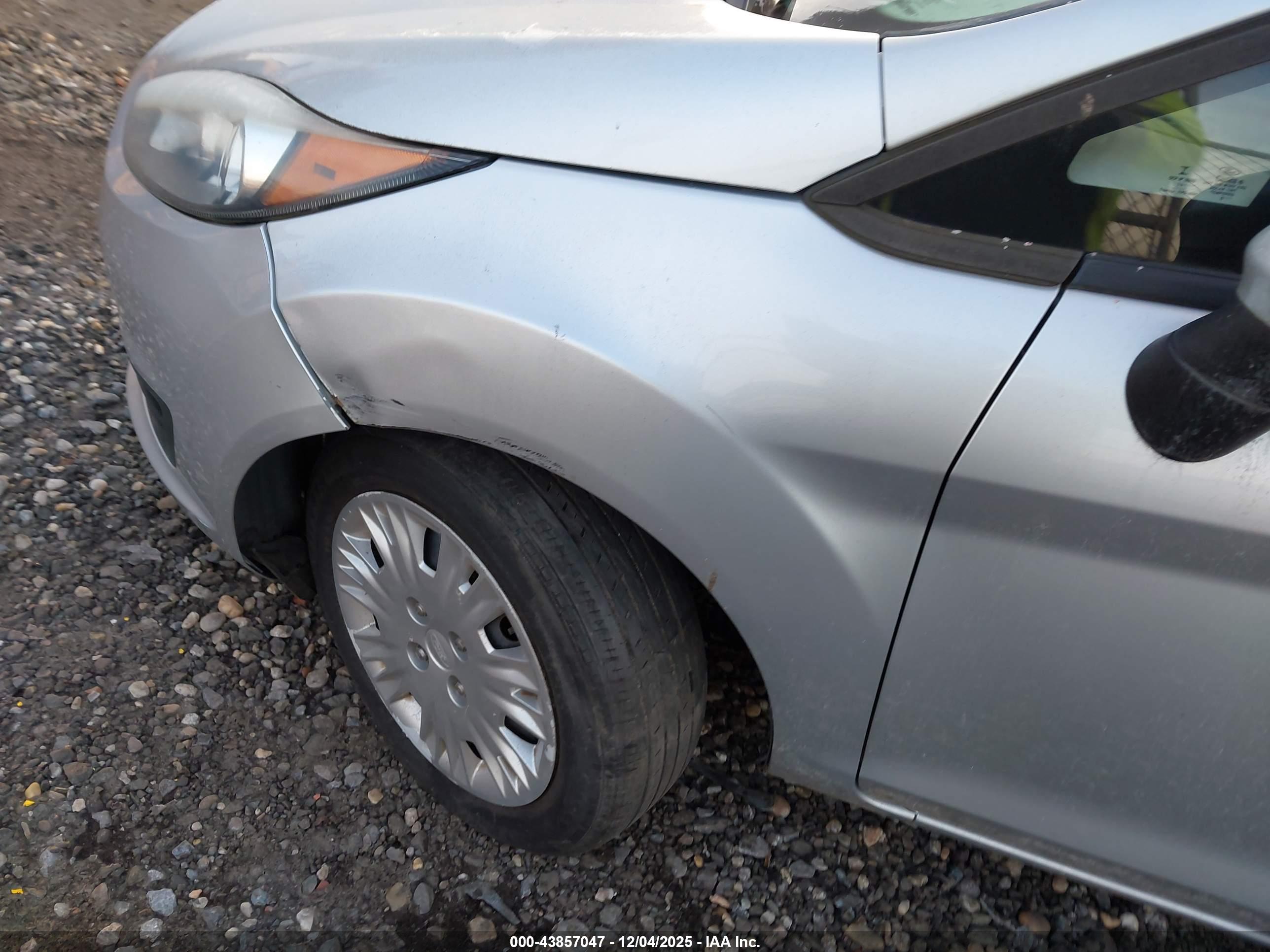 FORD FIESTA image 6
