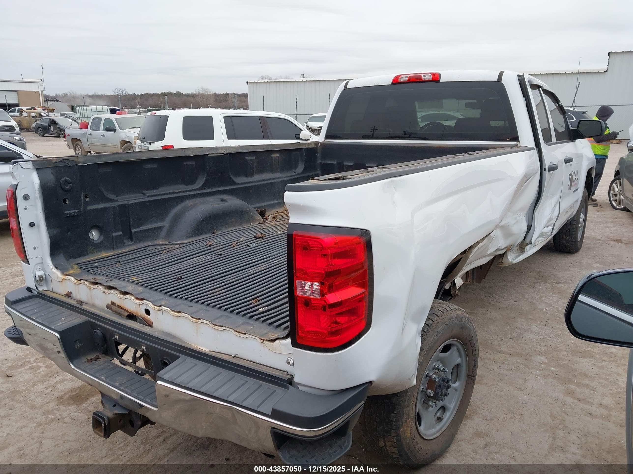 CHEVROLET SILVERADO image 4