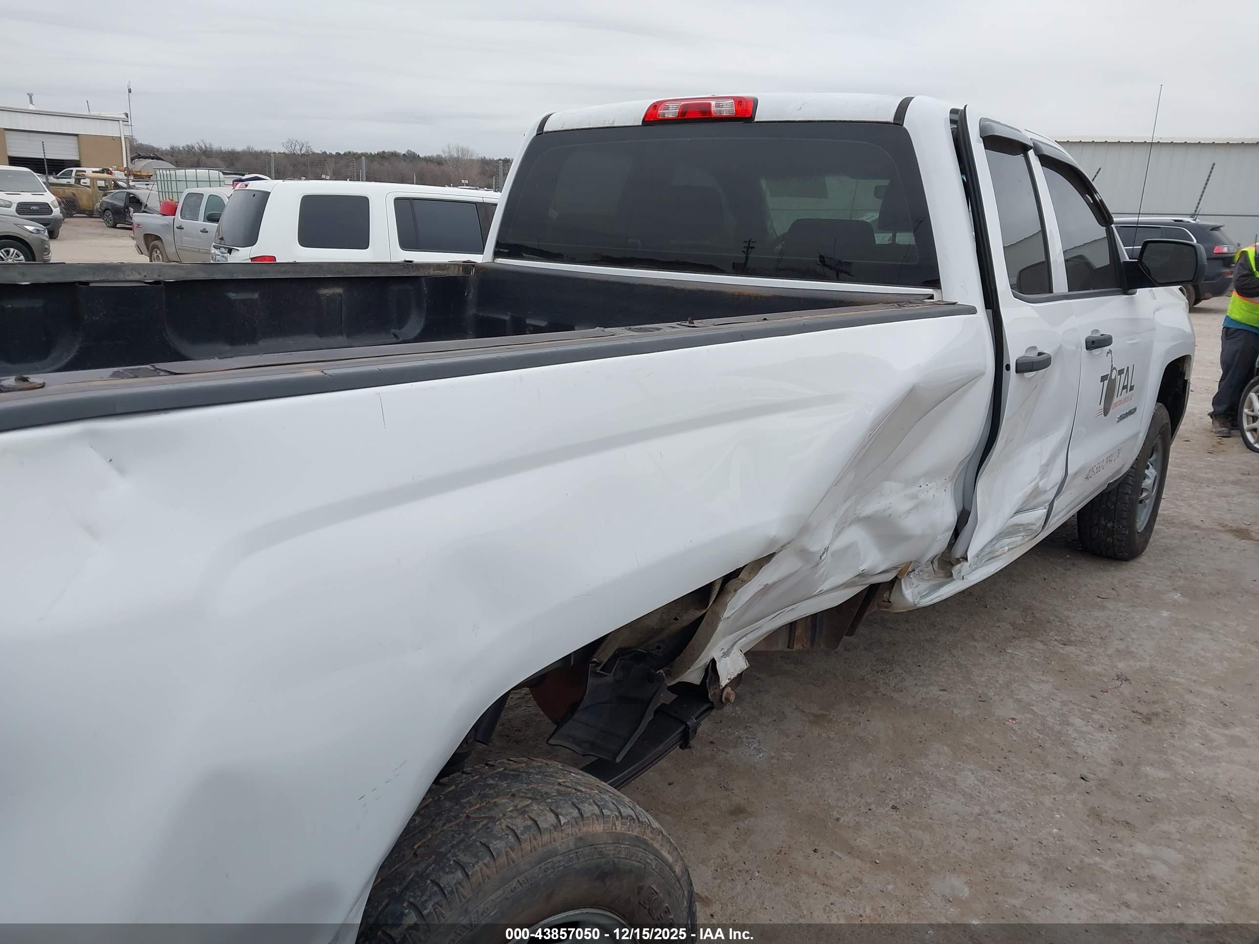 CHEVROLET SILVERADO image 6