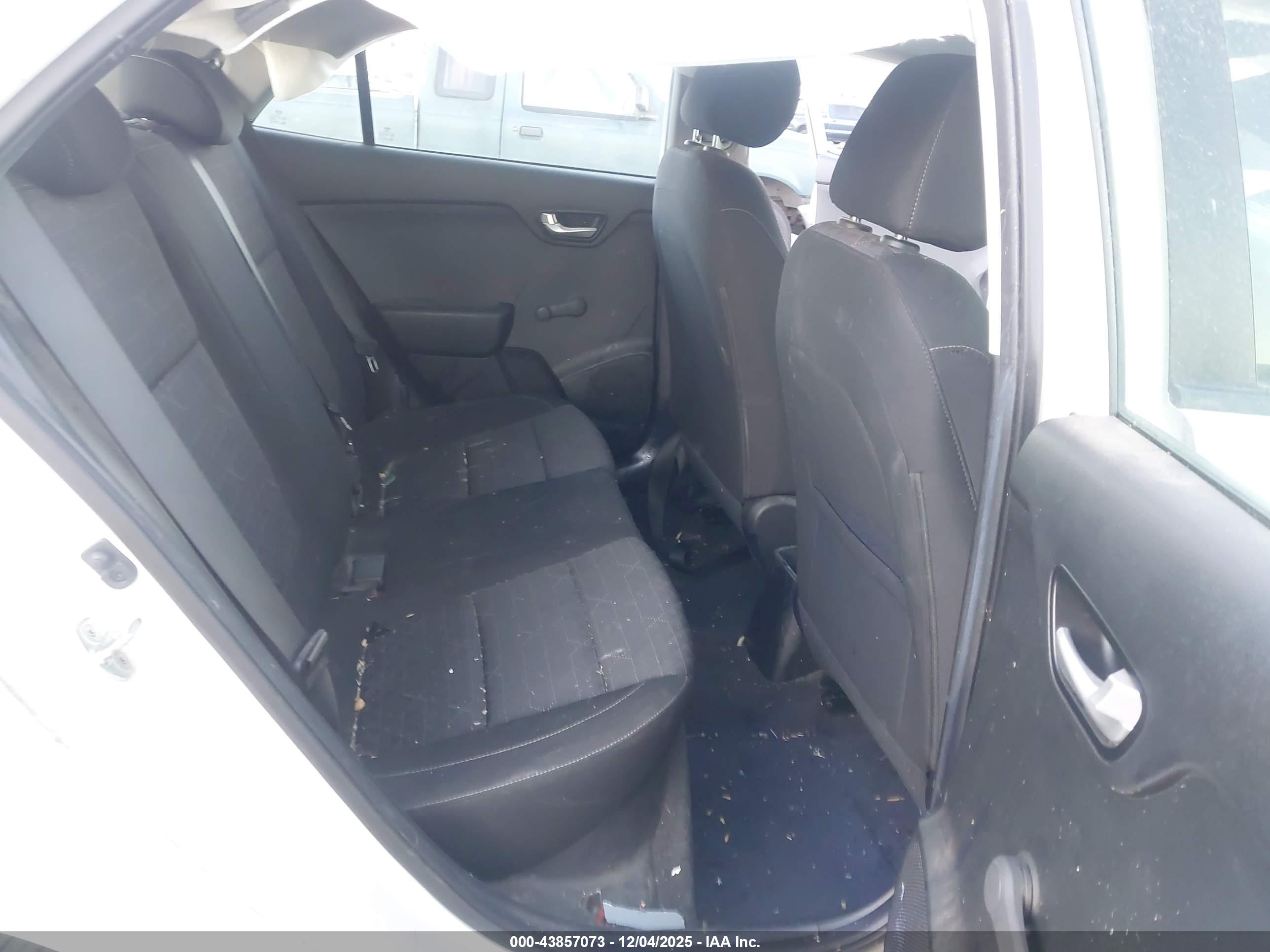 KIA RIO image 8