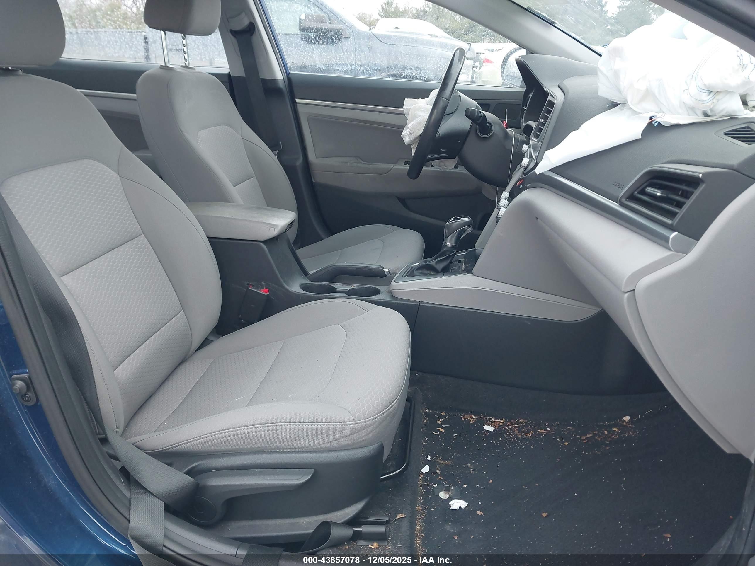 HYUNDAI ELANTRA image 5