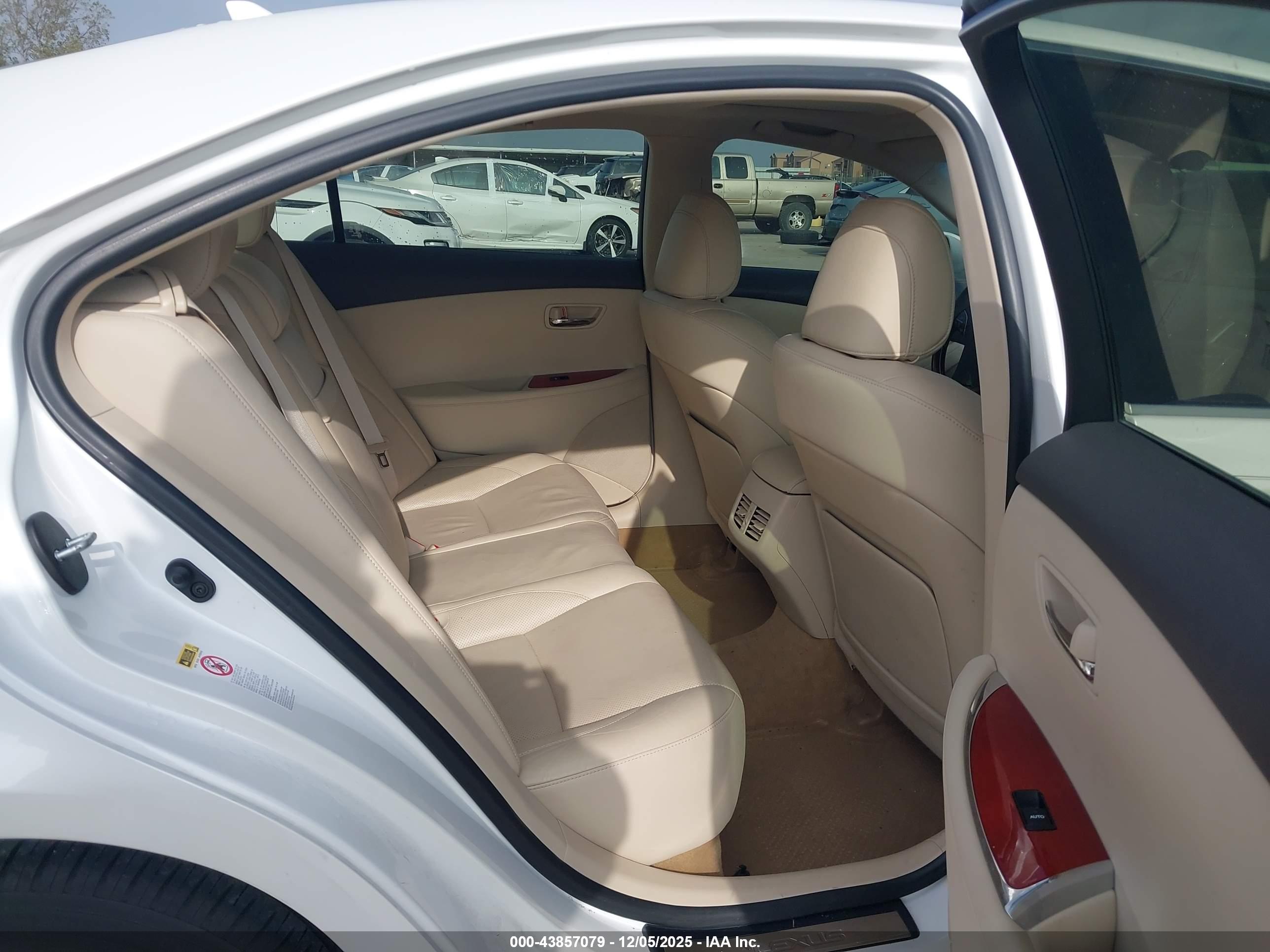 LEXUS ES image 8