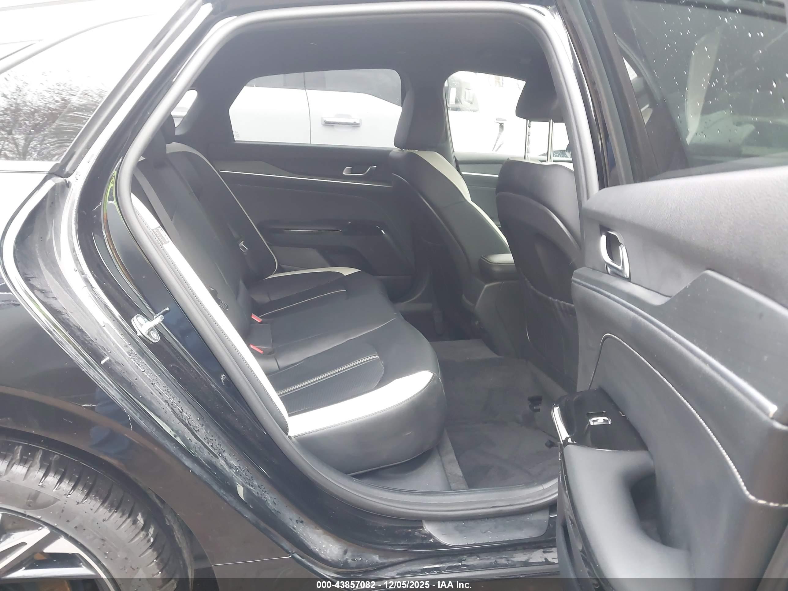 KIA K5 image 8