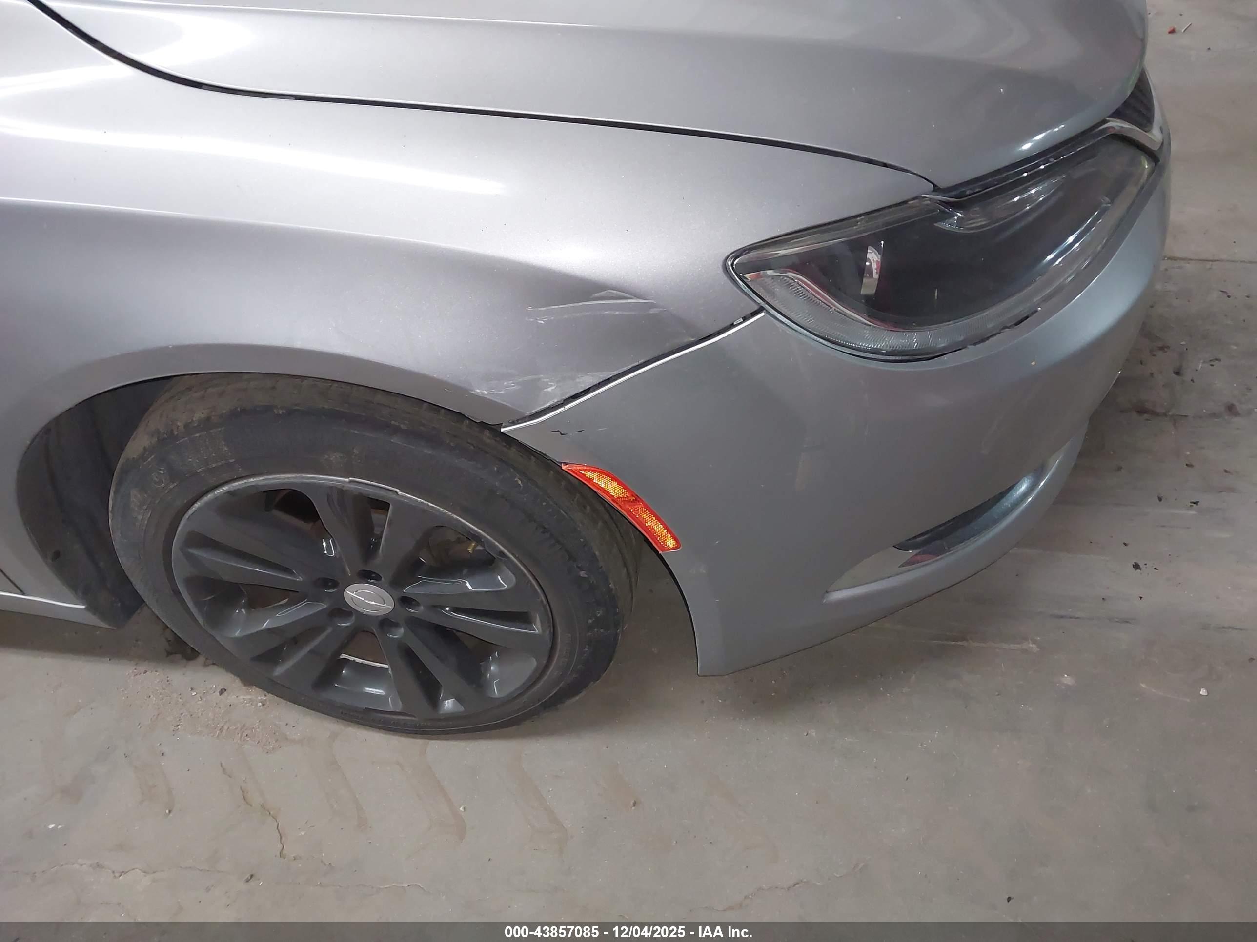 CHRYSLER 200 image 6