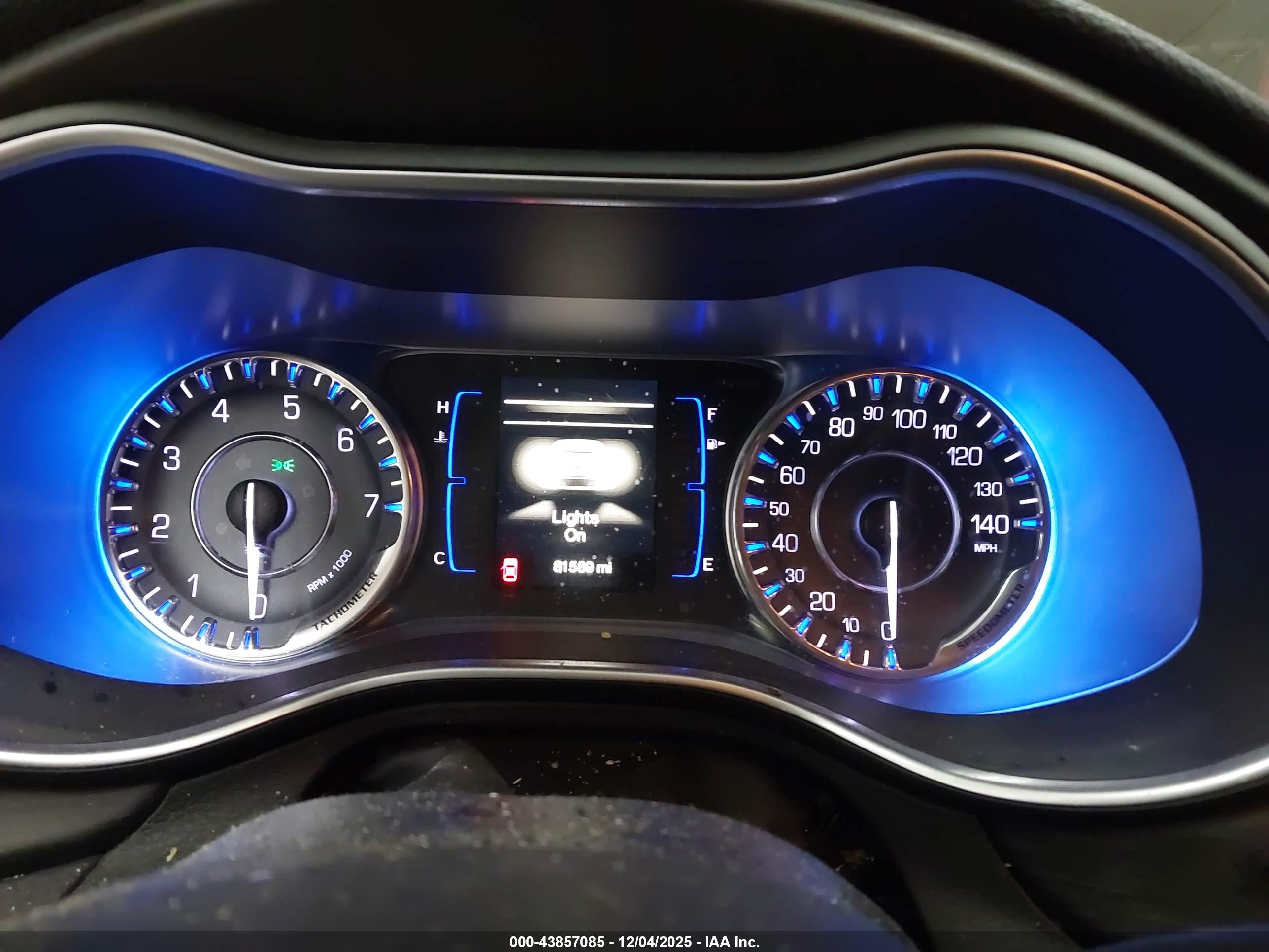 CHRYSLER 200 image 7