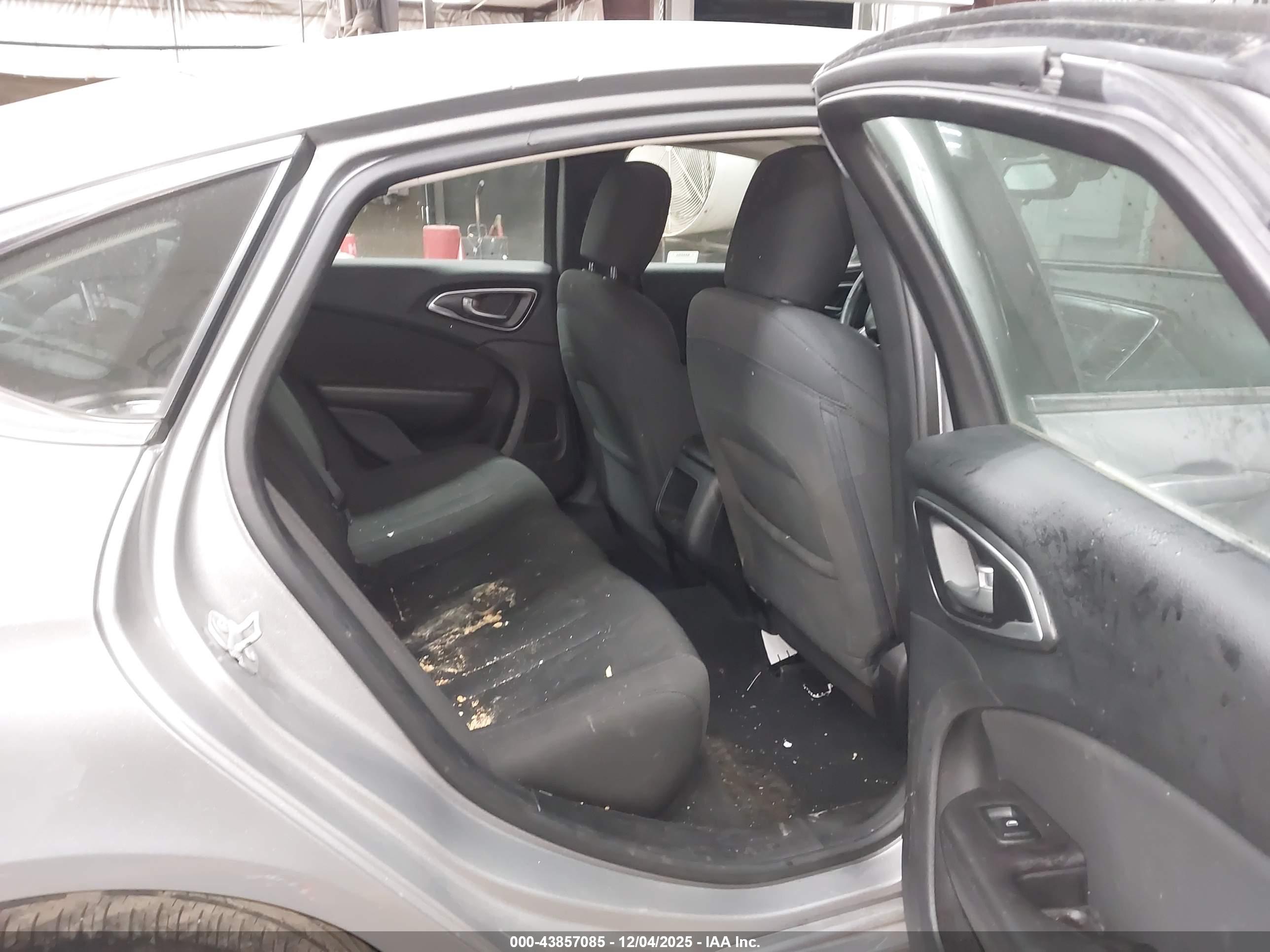 CHRYSLER 200 image 8