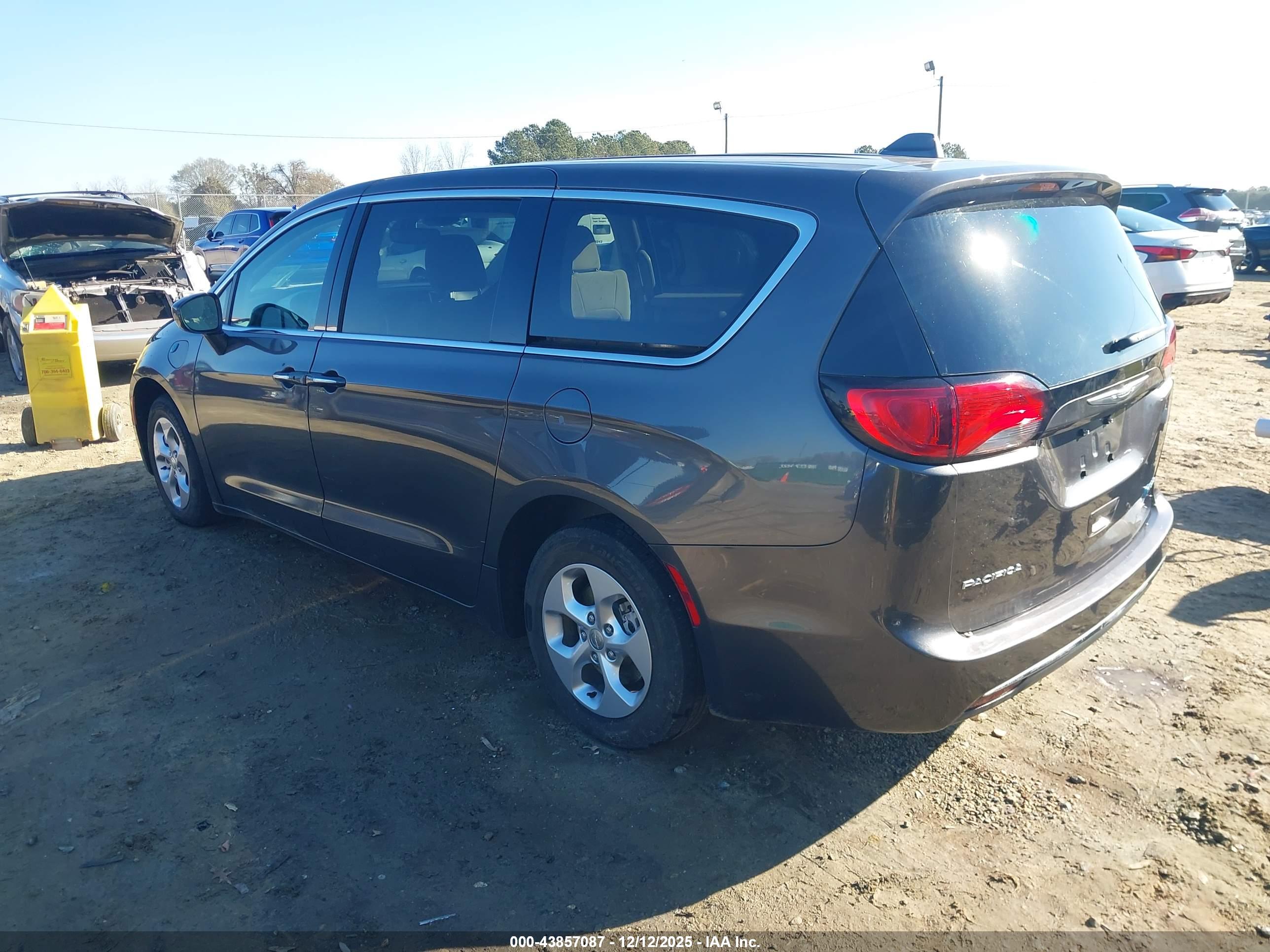 CHRYSLER PACIFICA image 3