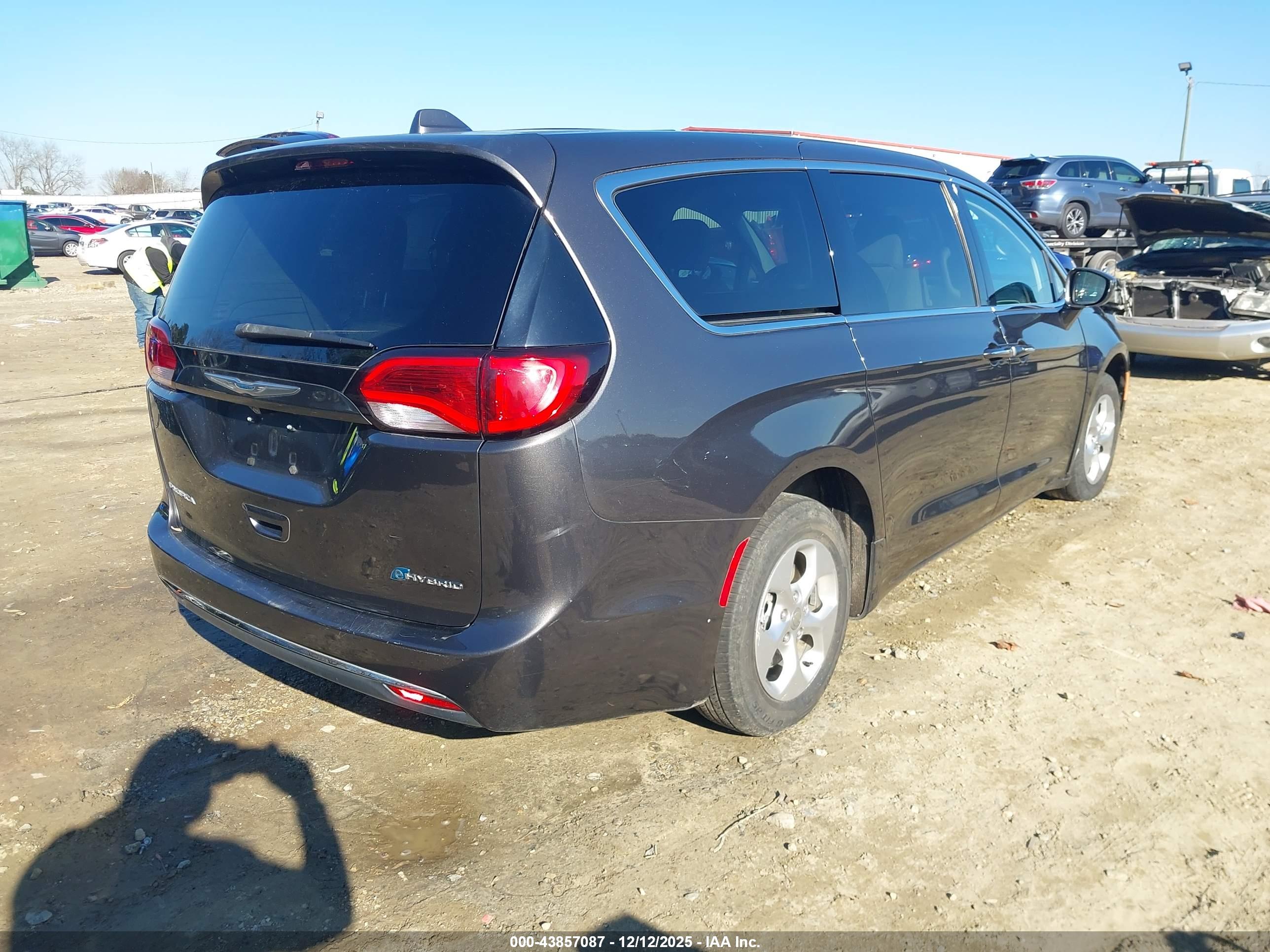 CHRYSLER PACIFICA image 4
