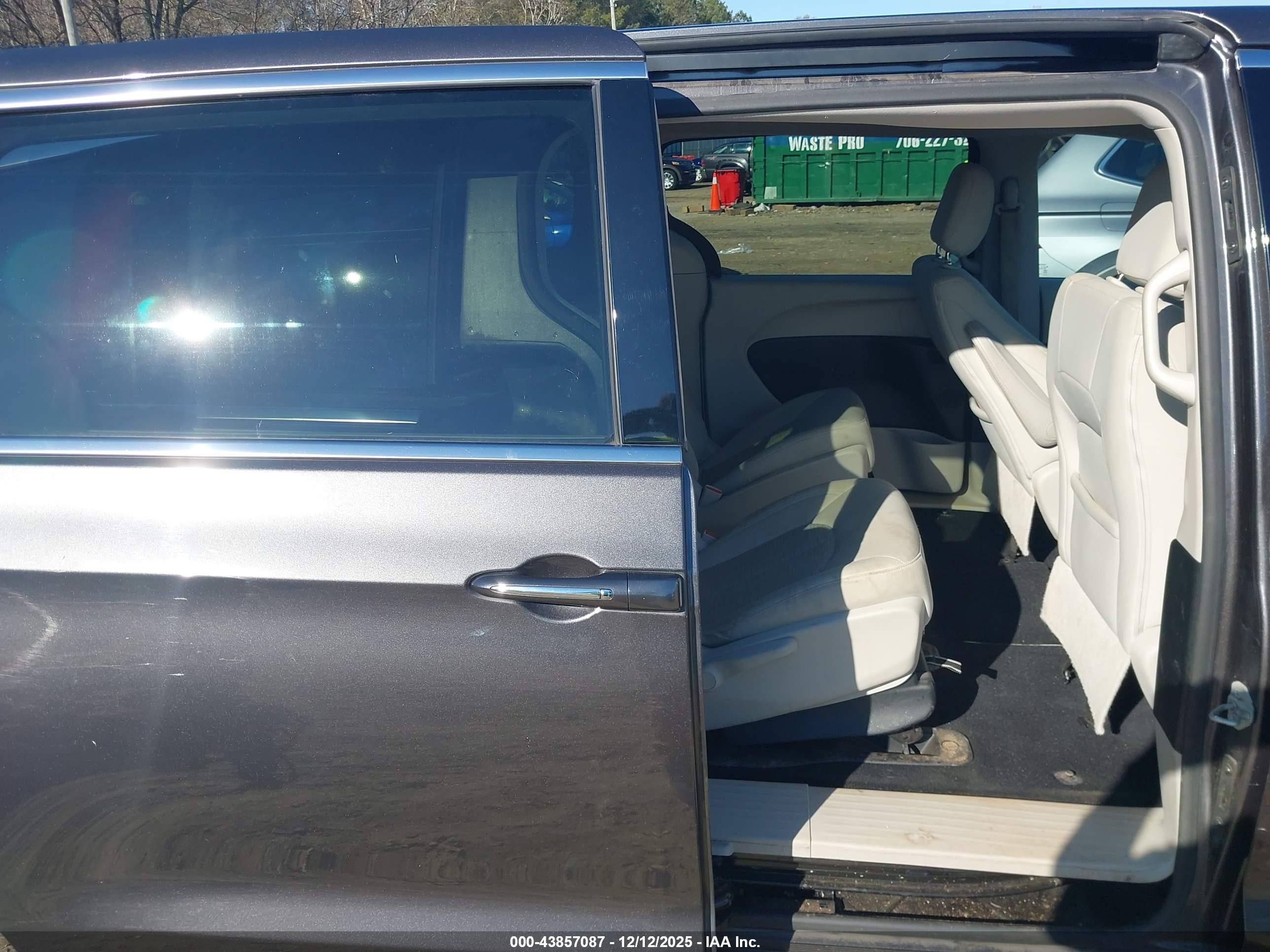 CHRYSLER PACIFICA image 8