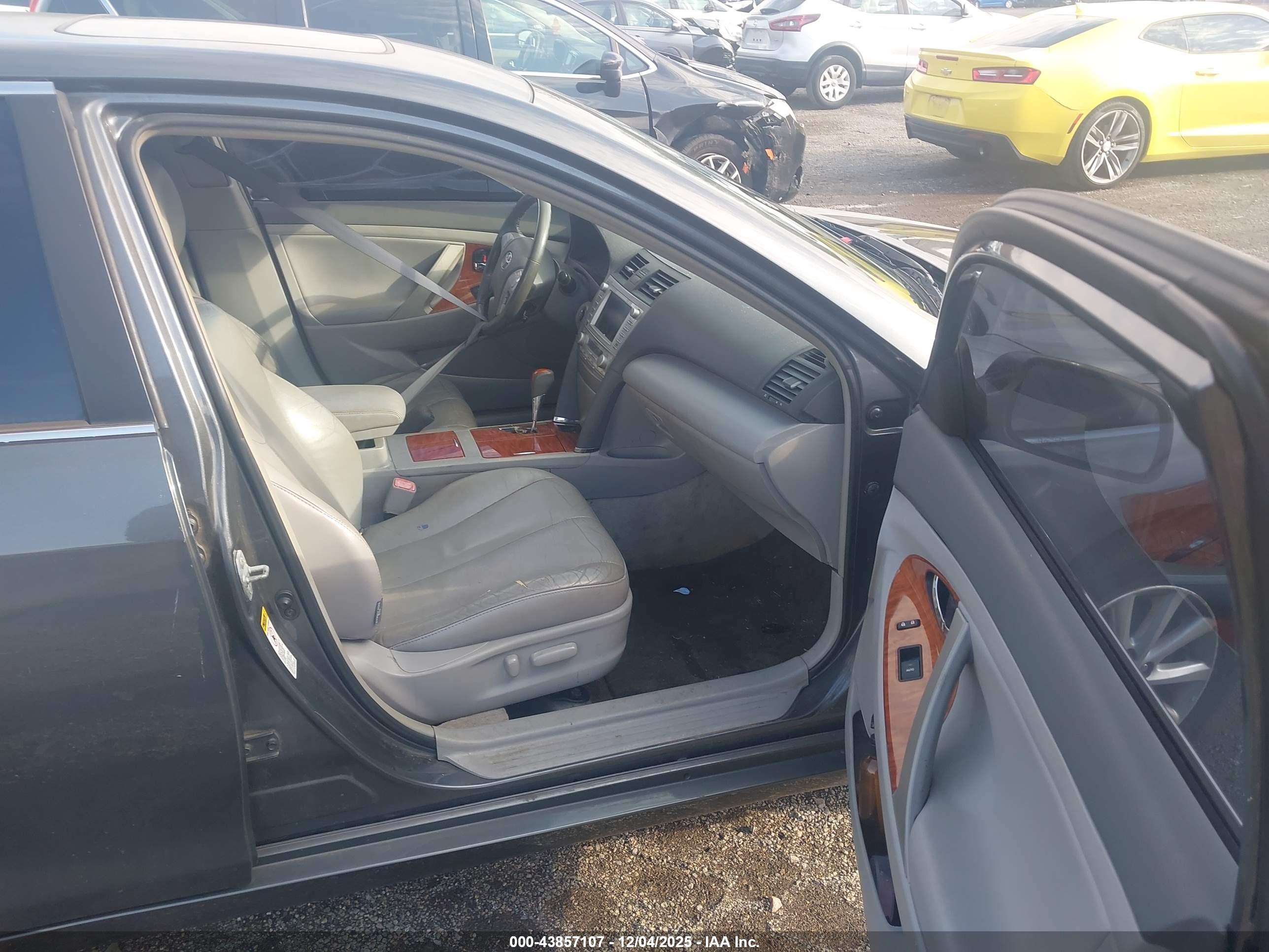 TOYOTA CAMRY image 5