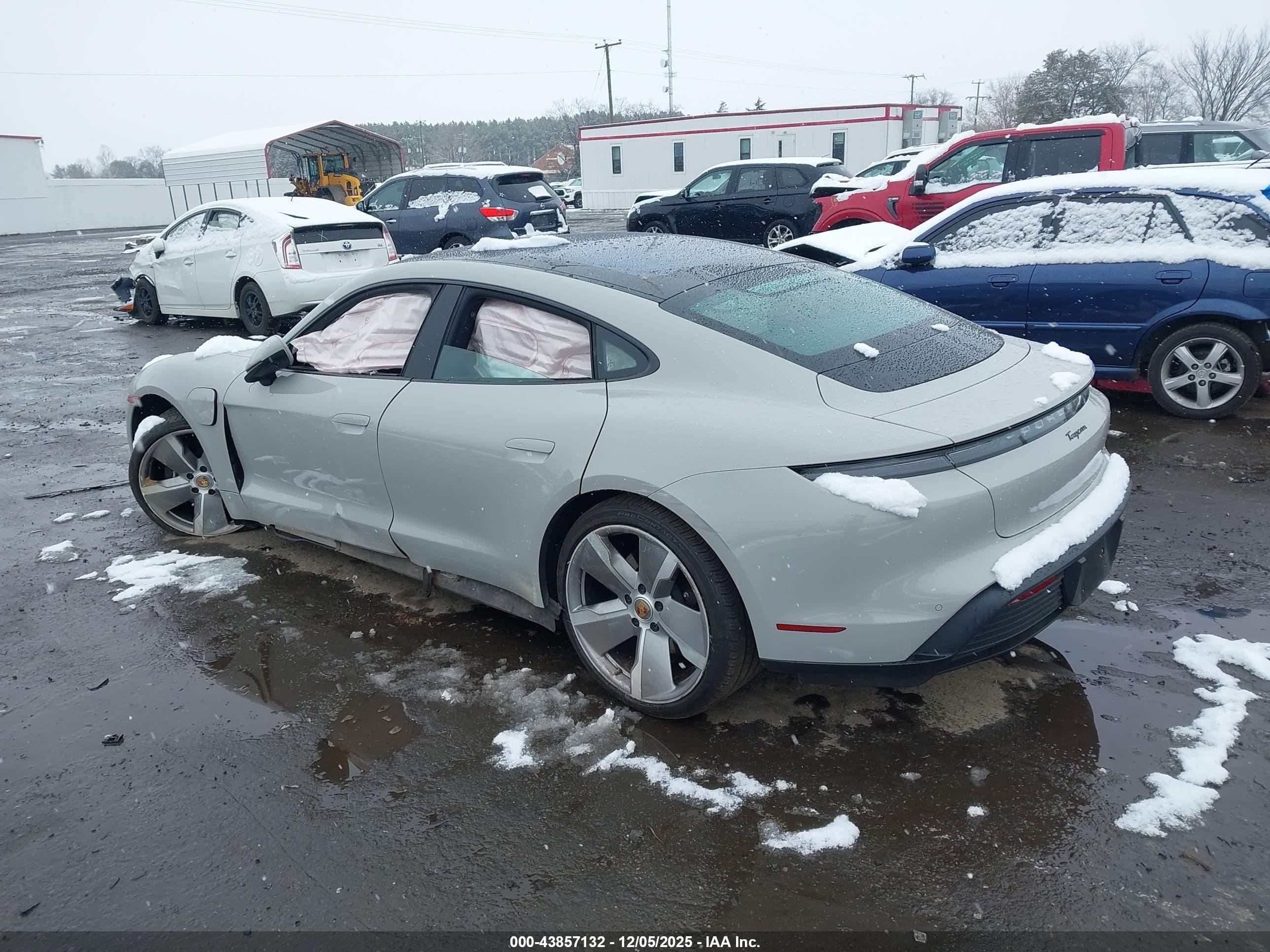 PORSCHE TAYCAN image 3