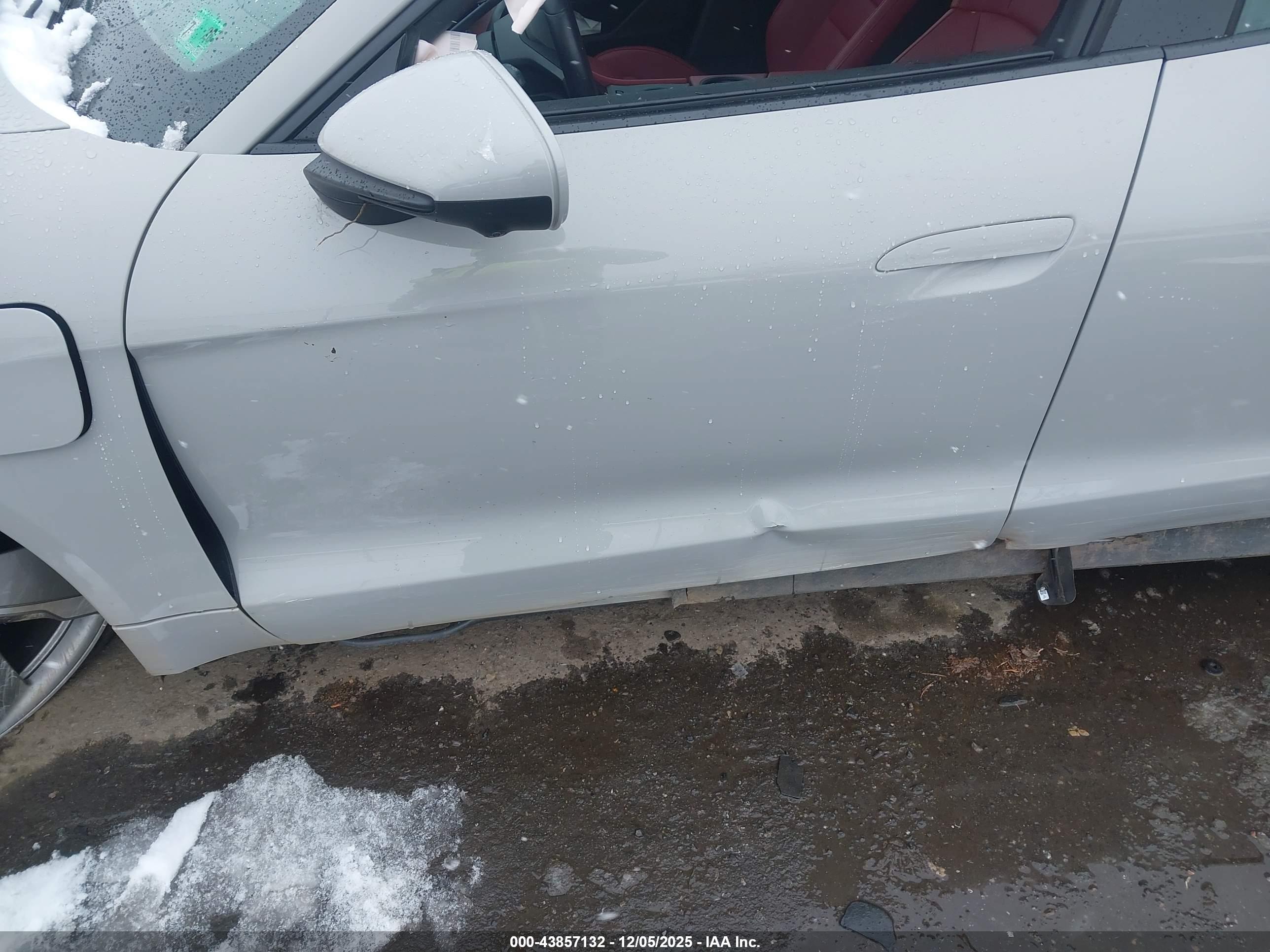 PORSCHE TAYCAN image 6