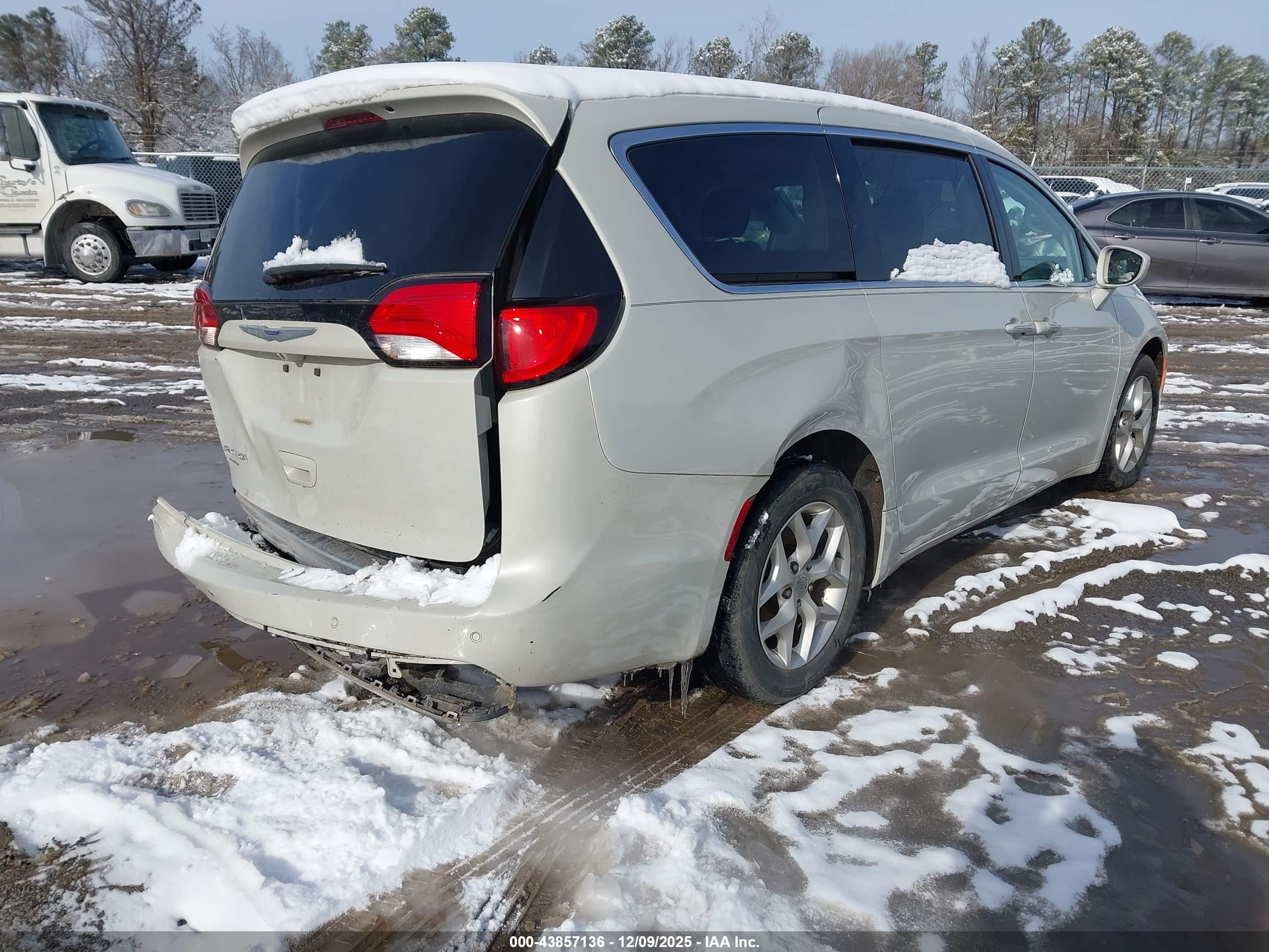 CHRYSLER PACIFICA image 4