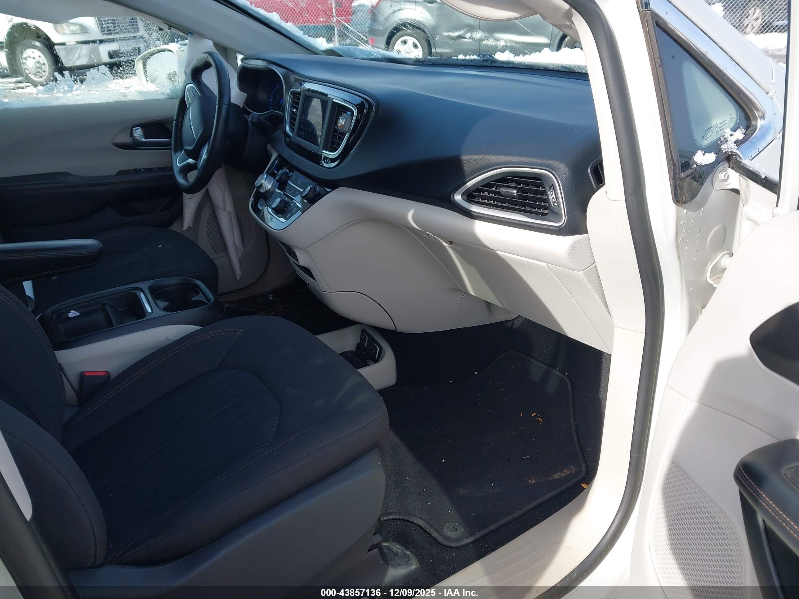 CHRYSLER PACIFICA image 5