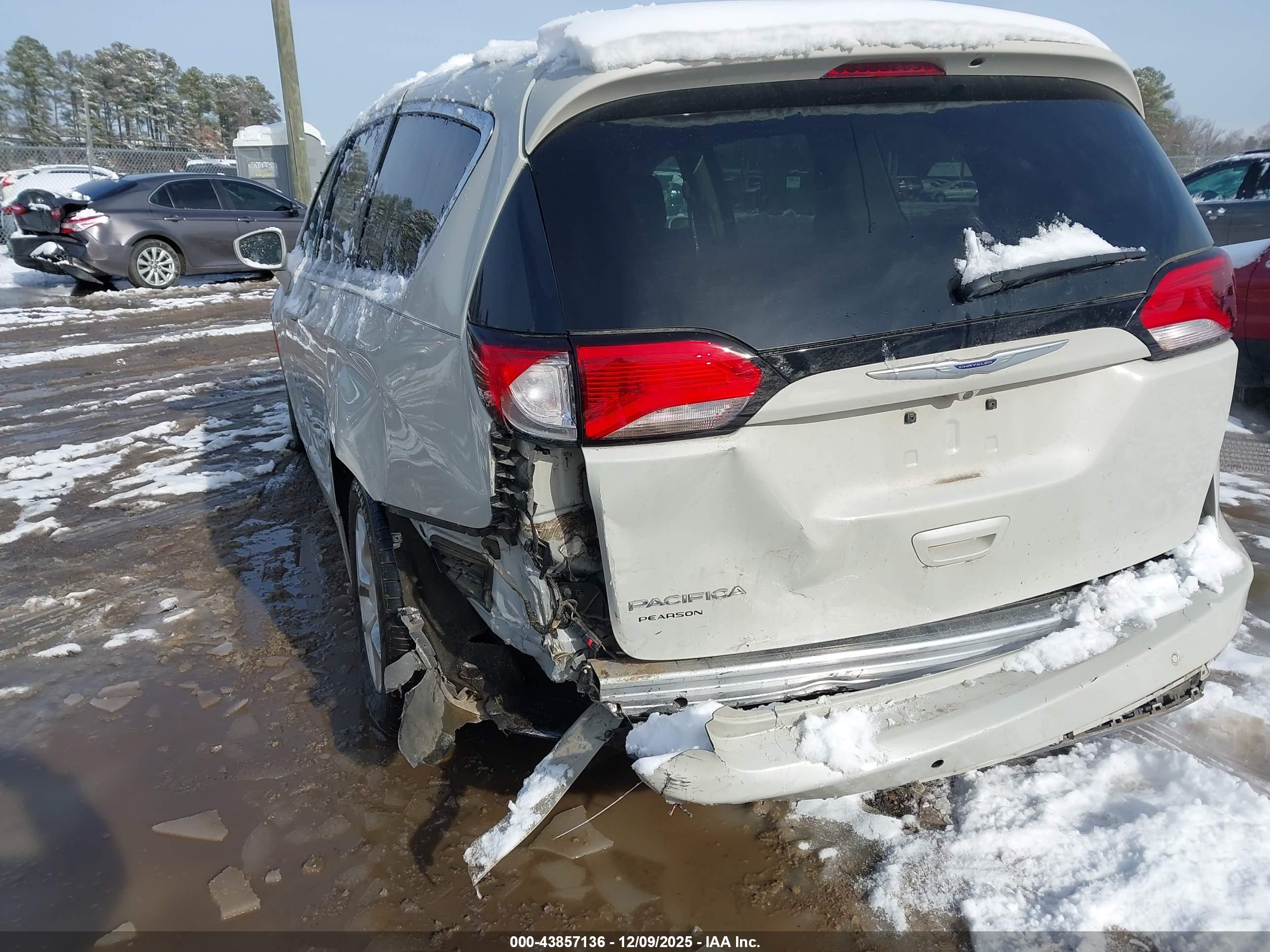 CHRYSLER PACIFICA image 6