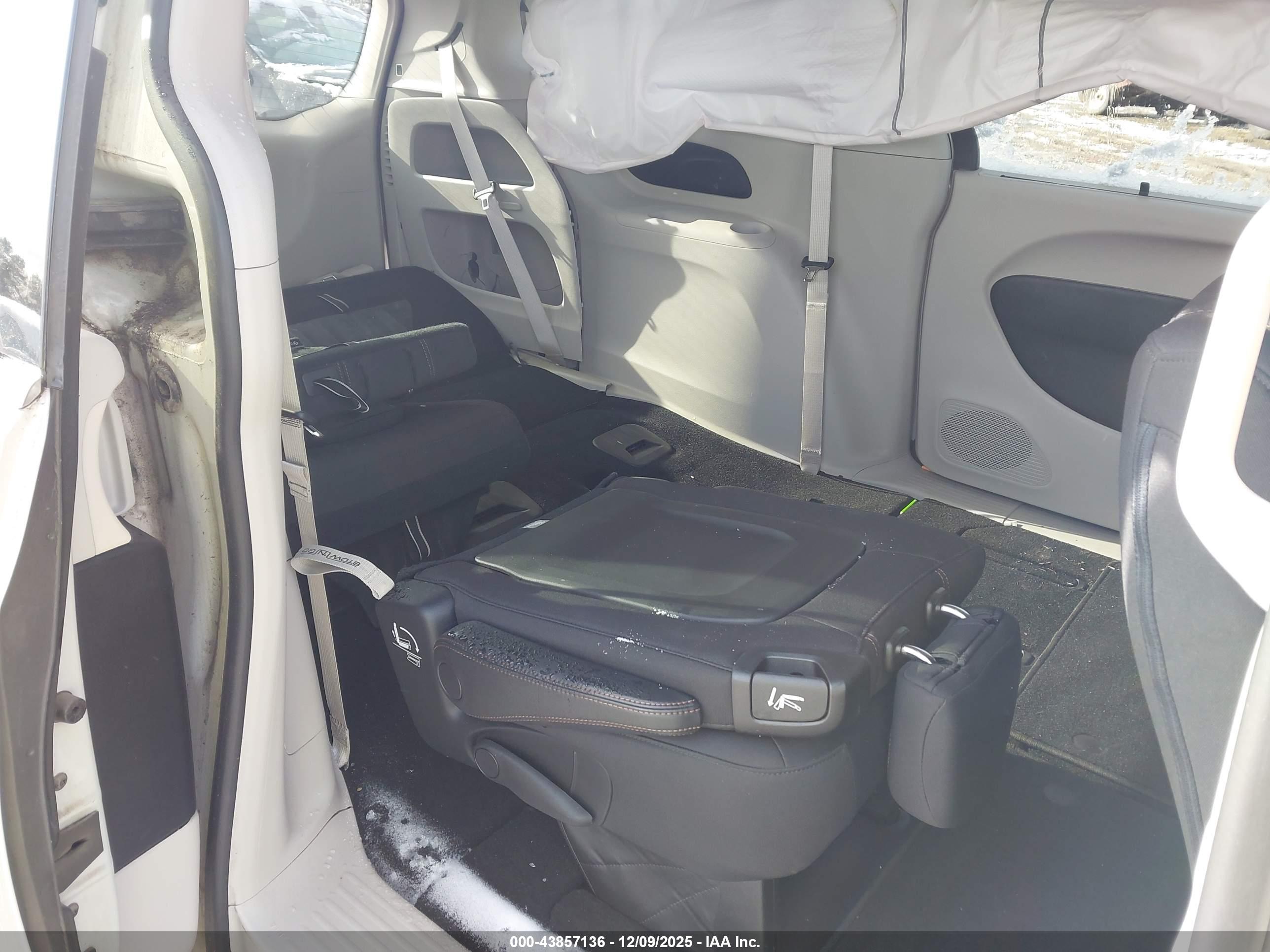 CHRYSLER PACIFICA image 8